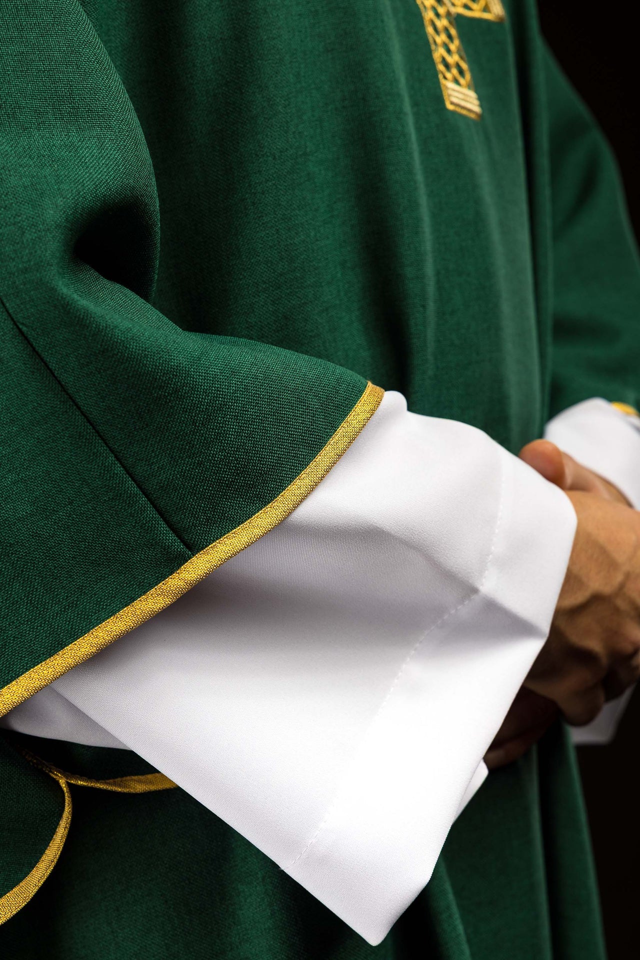 Dalmatica verde con croci ricamate e colletto