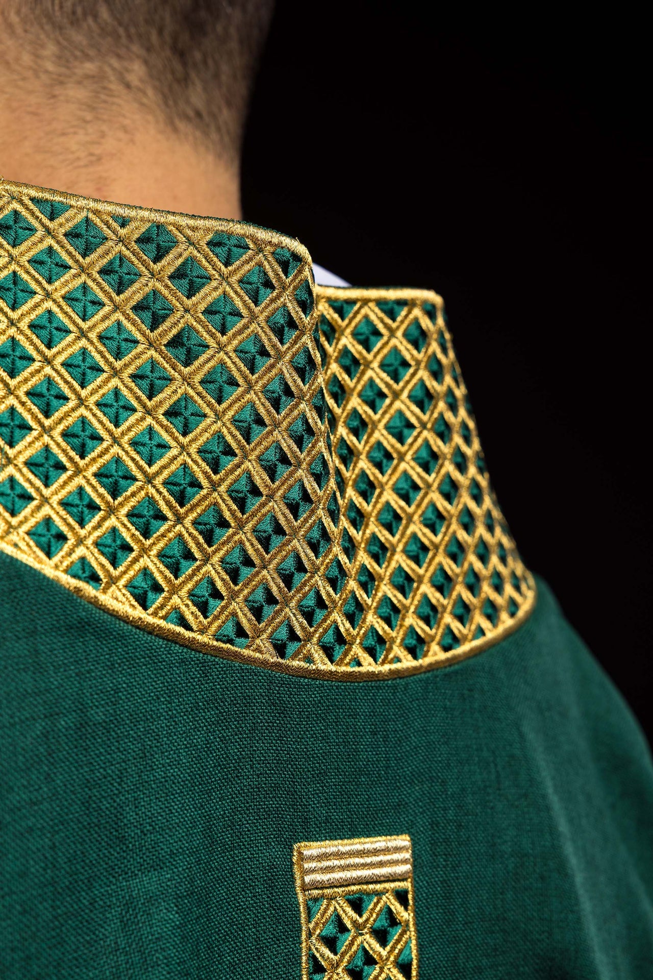 Dalmatica verde con croci ricamate e colletto