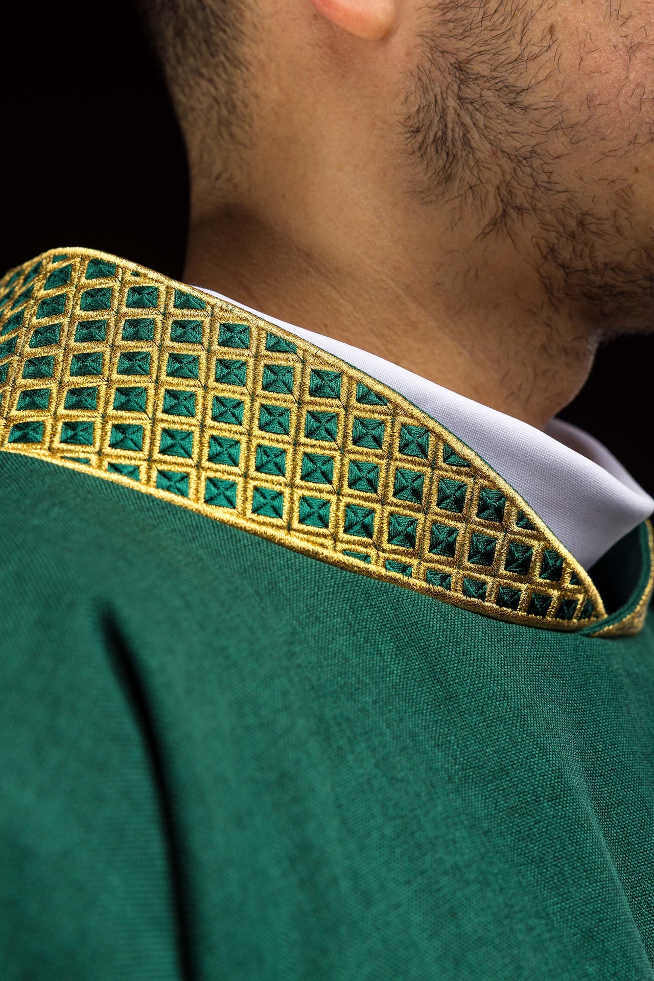 Dalmatica verde con croci ricamate e colletto
