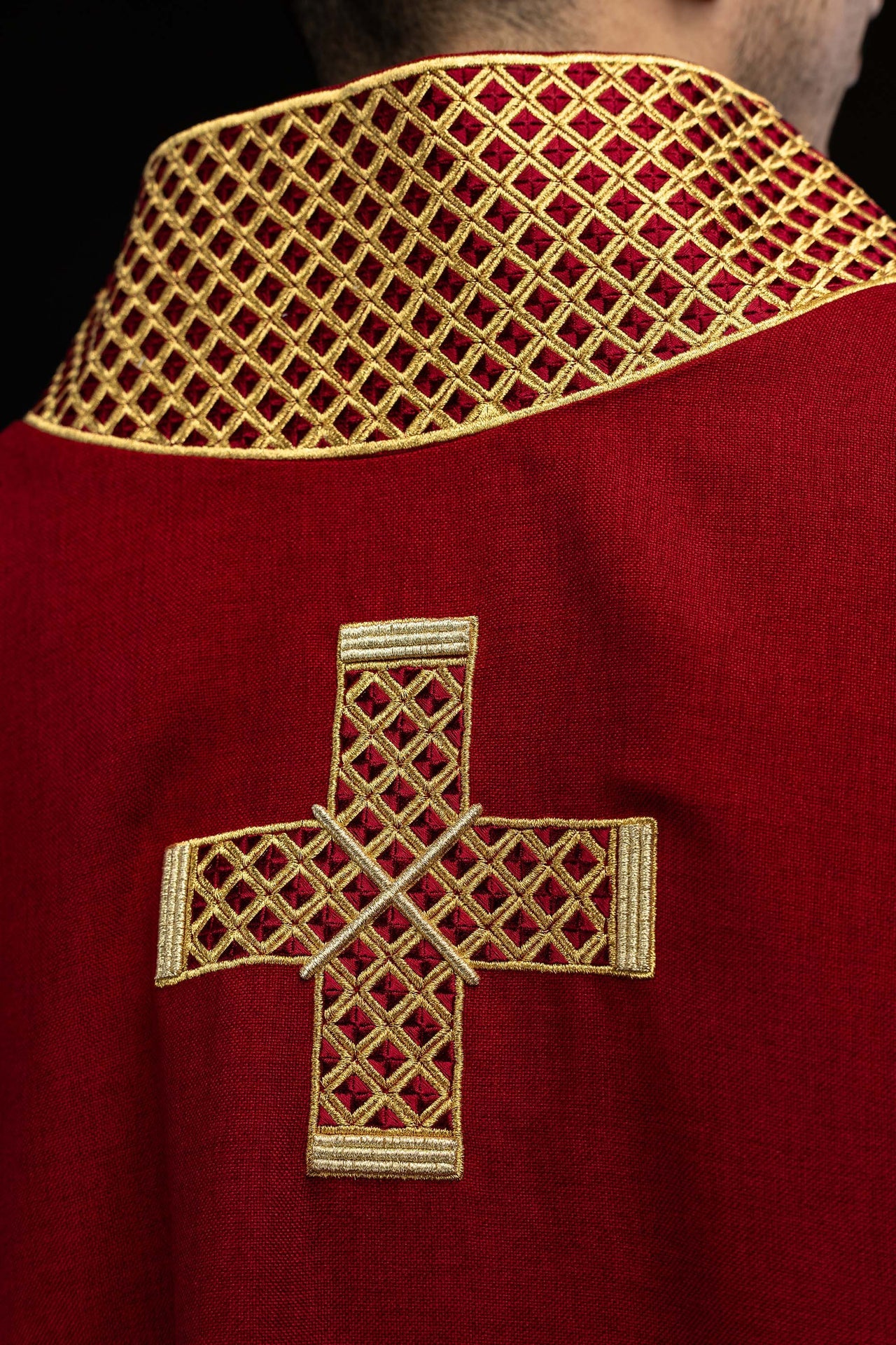 Dalmatyka z haftowanymi krzyżami i kołnierzem czerwona - ORNATY.PL