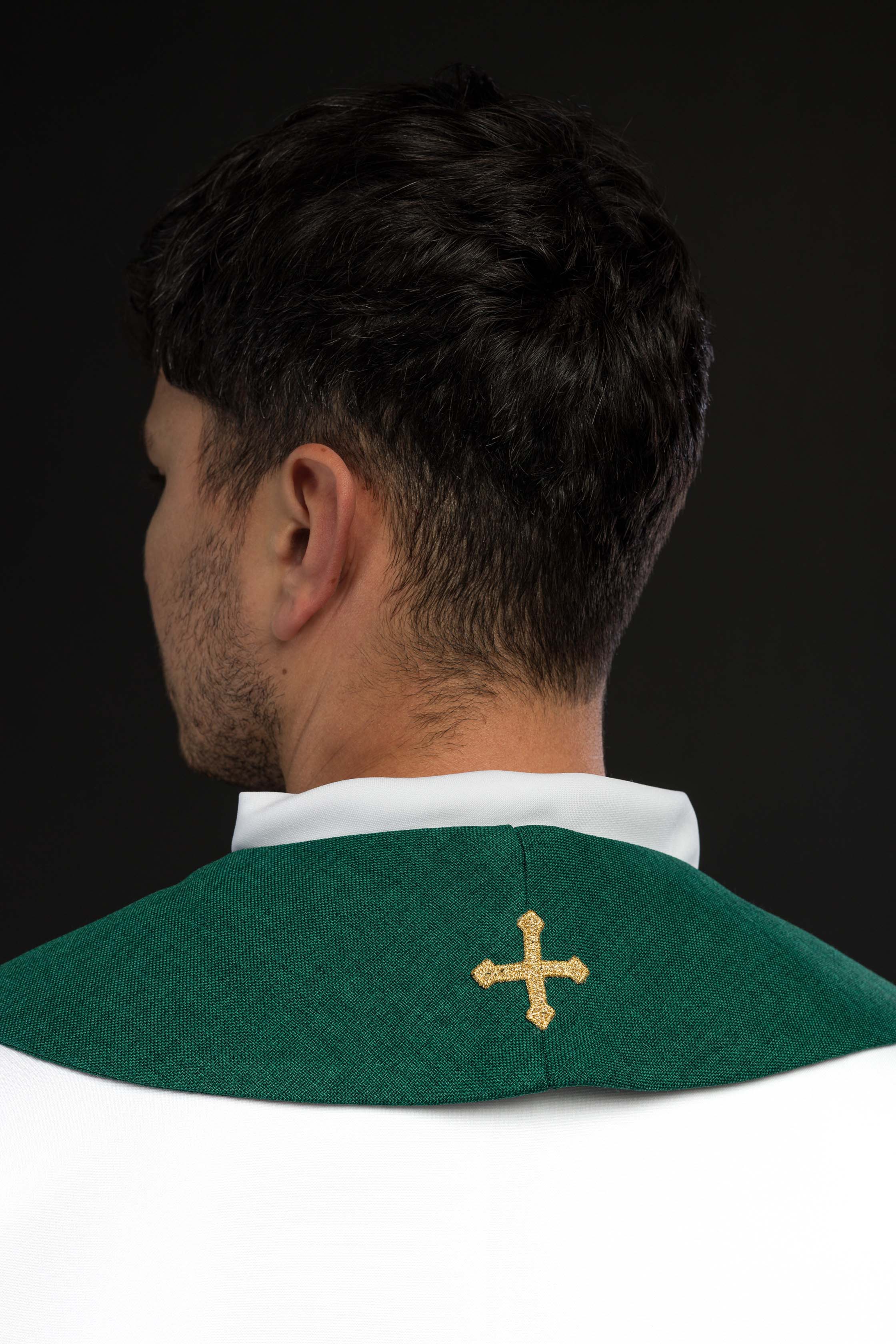 Stola ricamata in velluto con motivo IHS verde