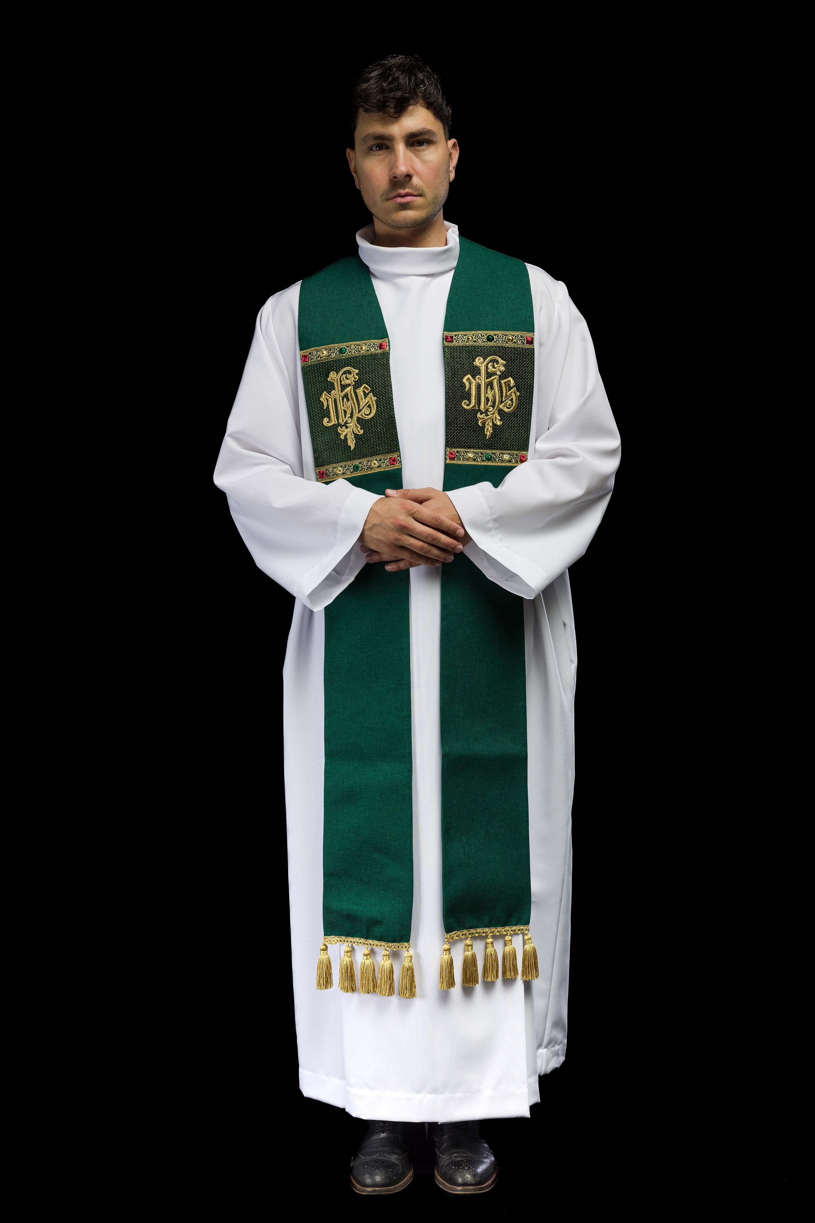 Stola ricamata con motivo IHS verde