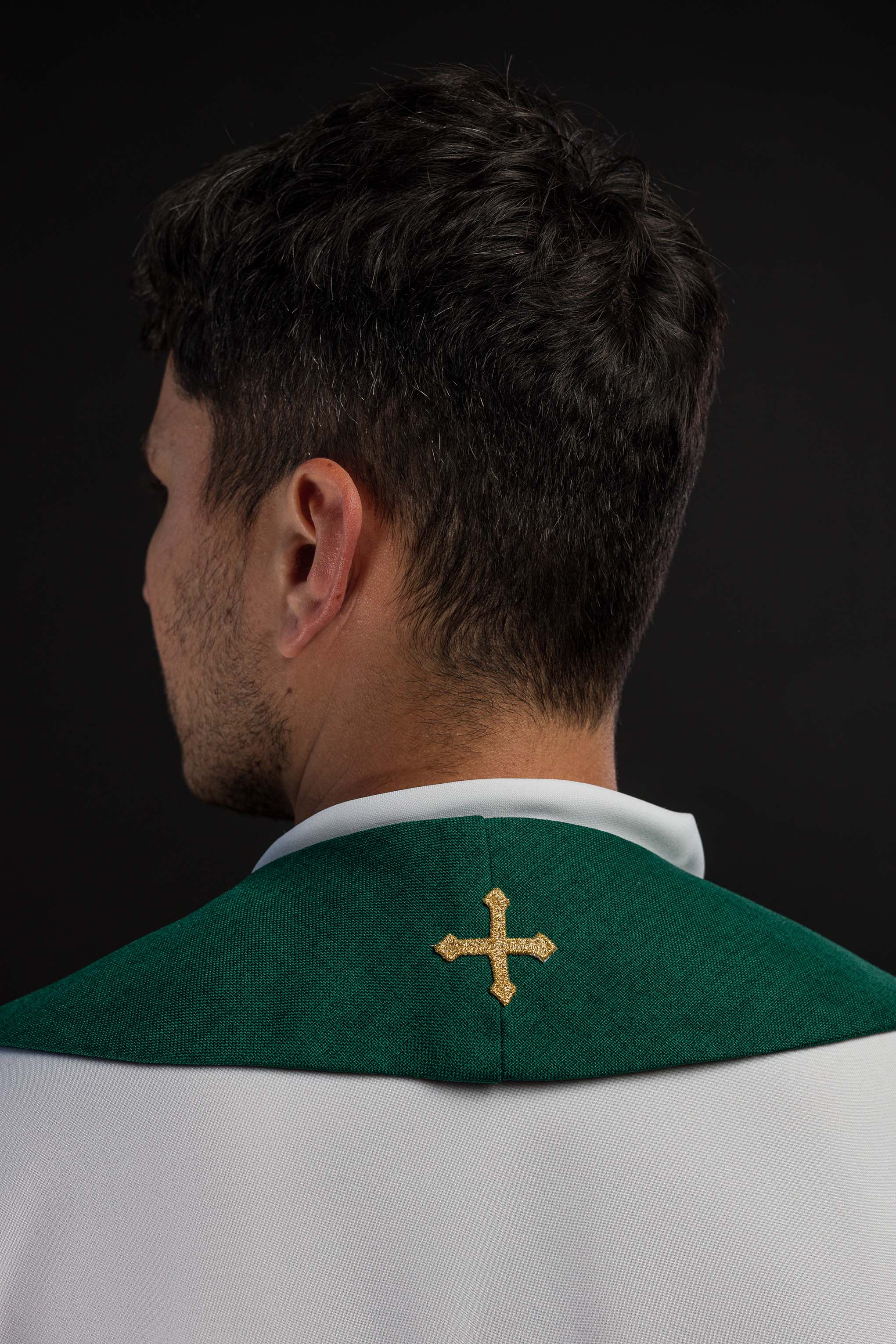Stola ricamata con motivo IHS verde
