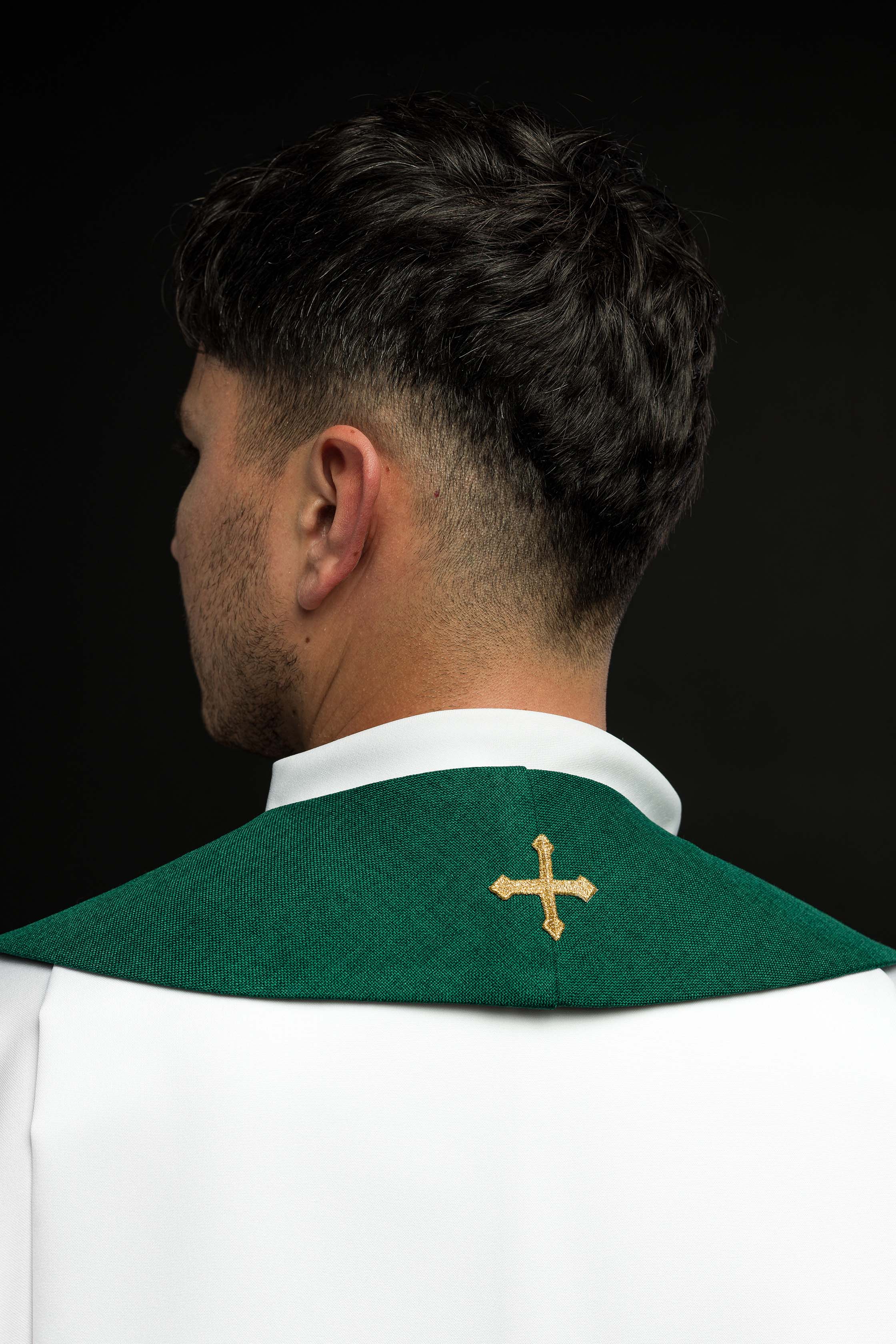 Stola ricamata con motivo IHS verde