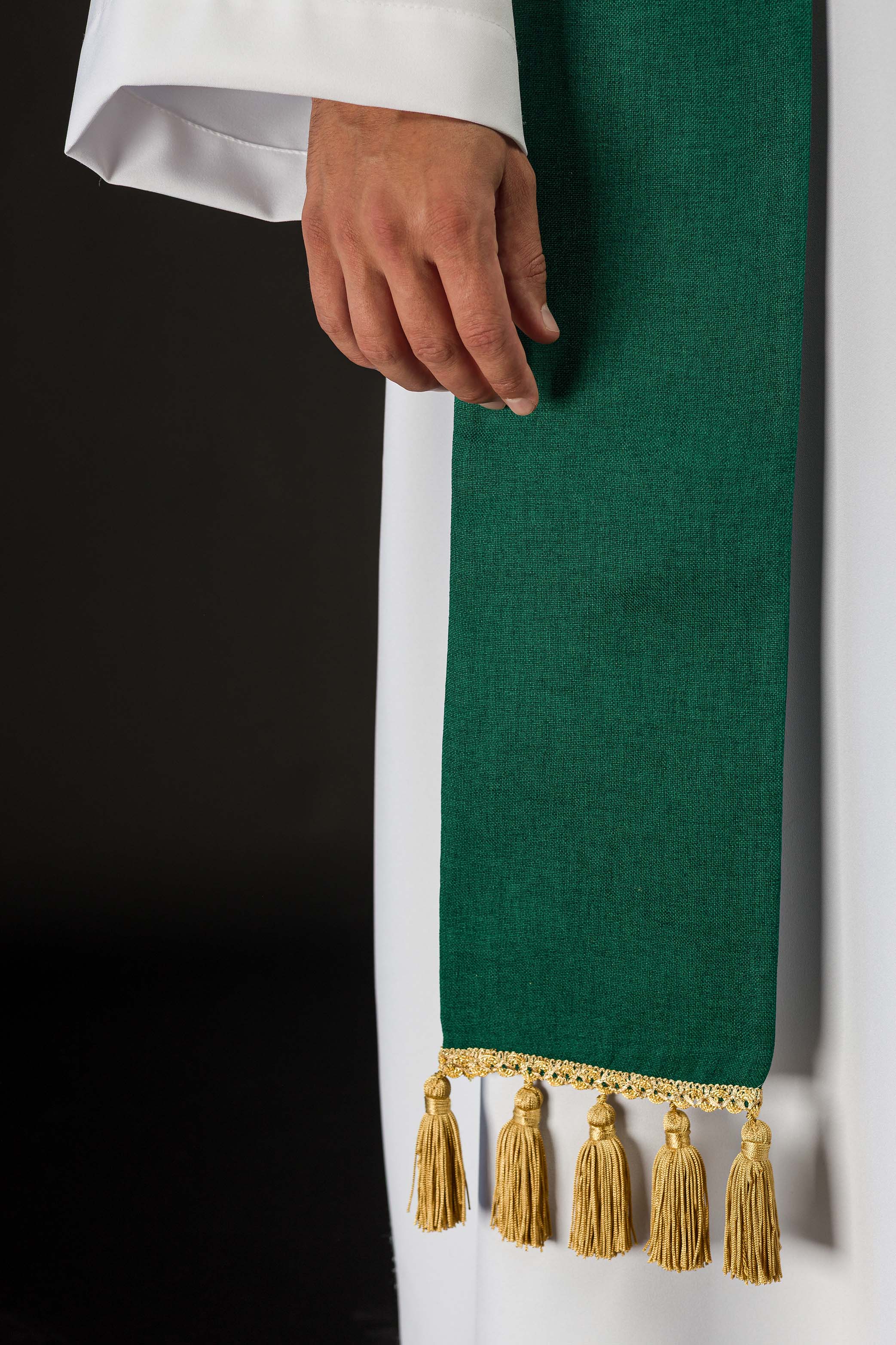 Stola ricamata con motivo IHS verde