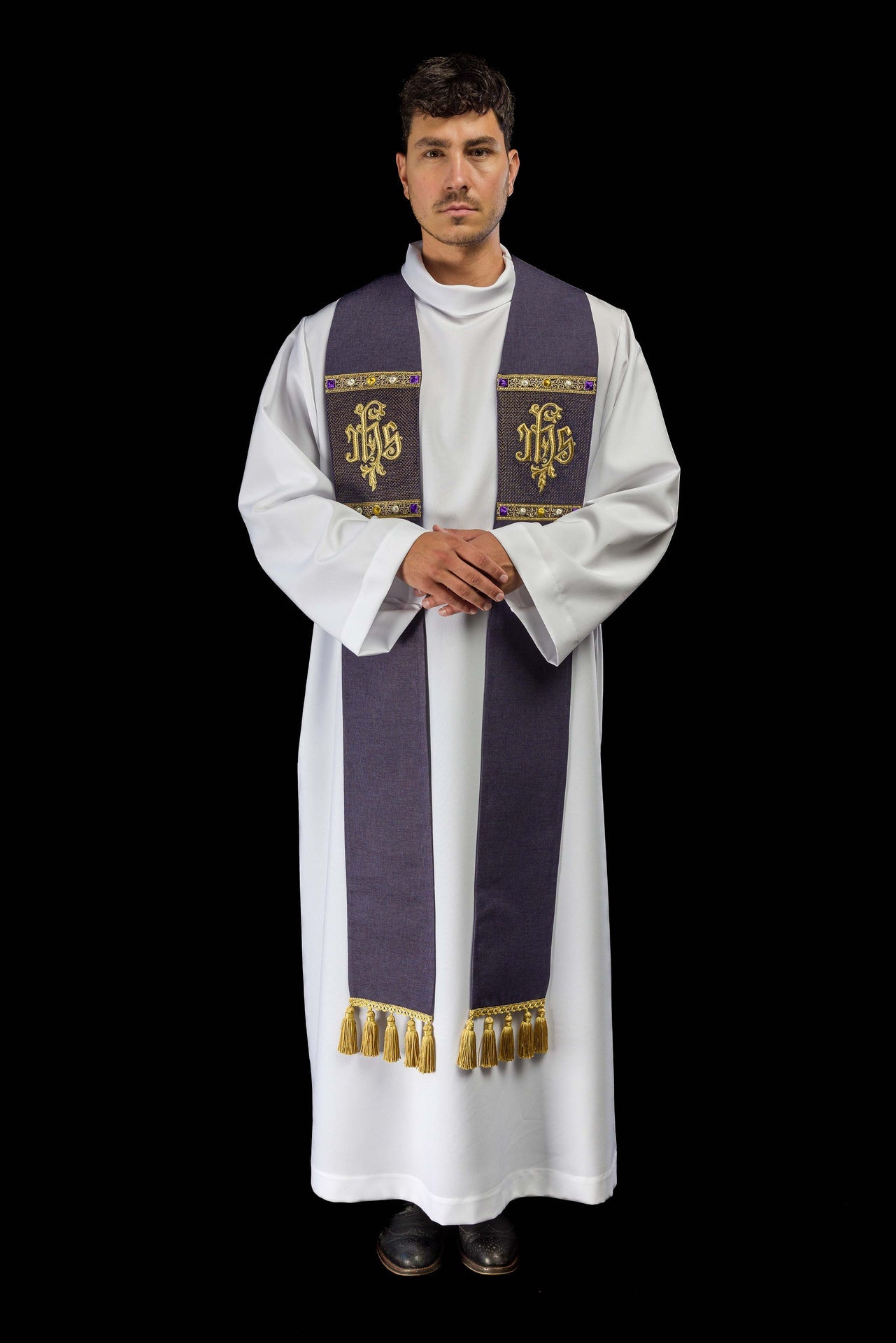 Stola ricamata con motivo IHS viola