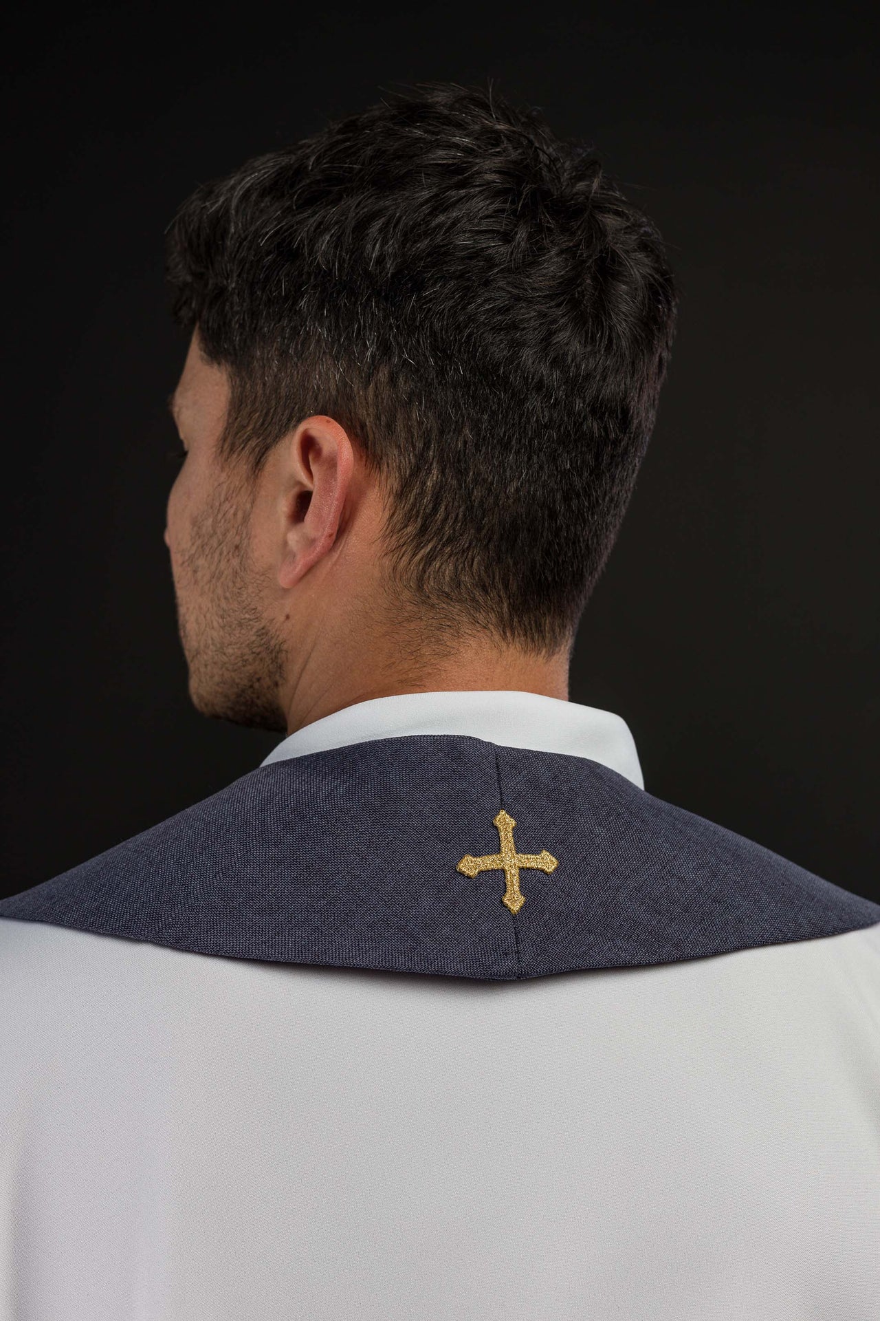 Stola ricamata con motivo IHS viola