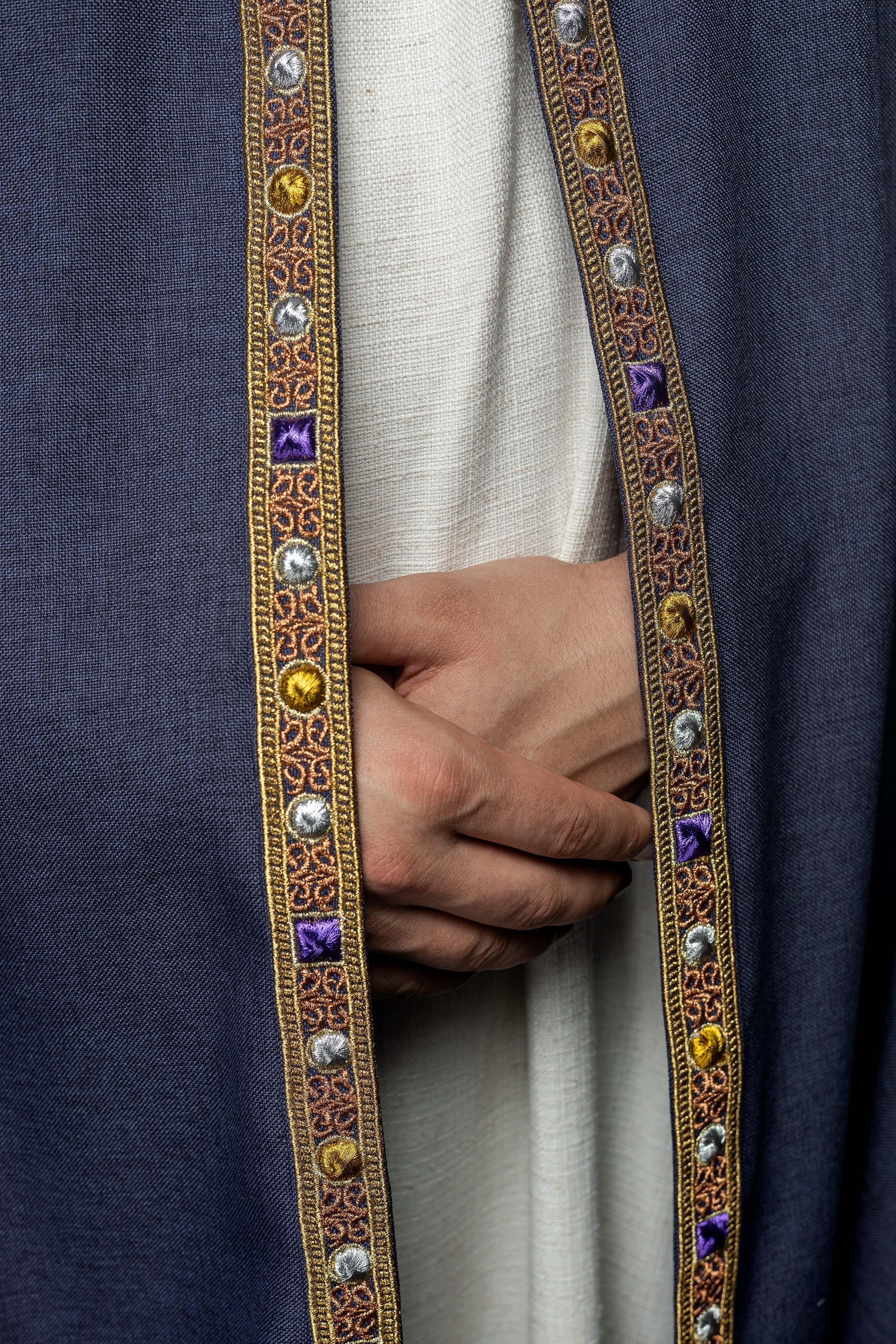 Una pianeta liturgica viola con il monogramma dorato IHS