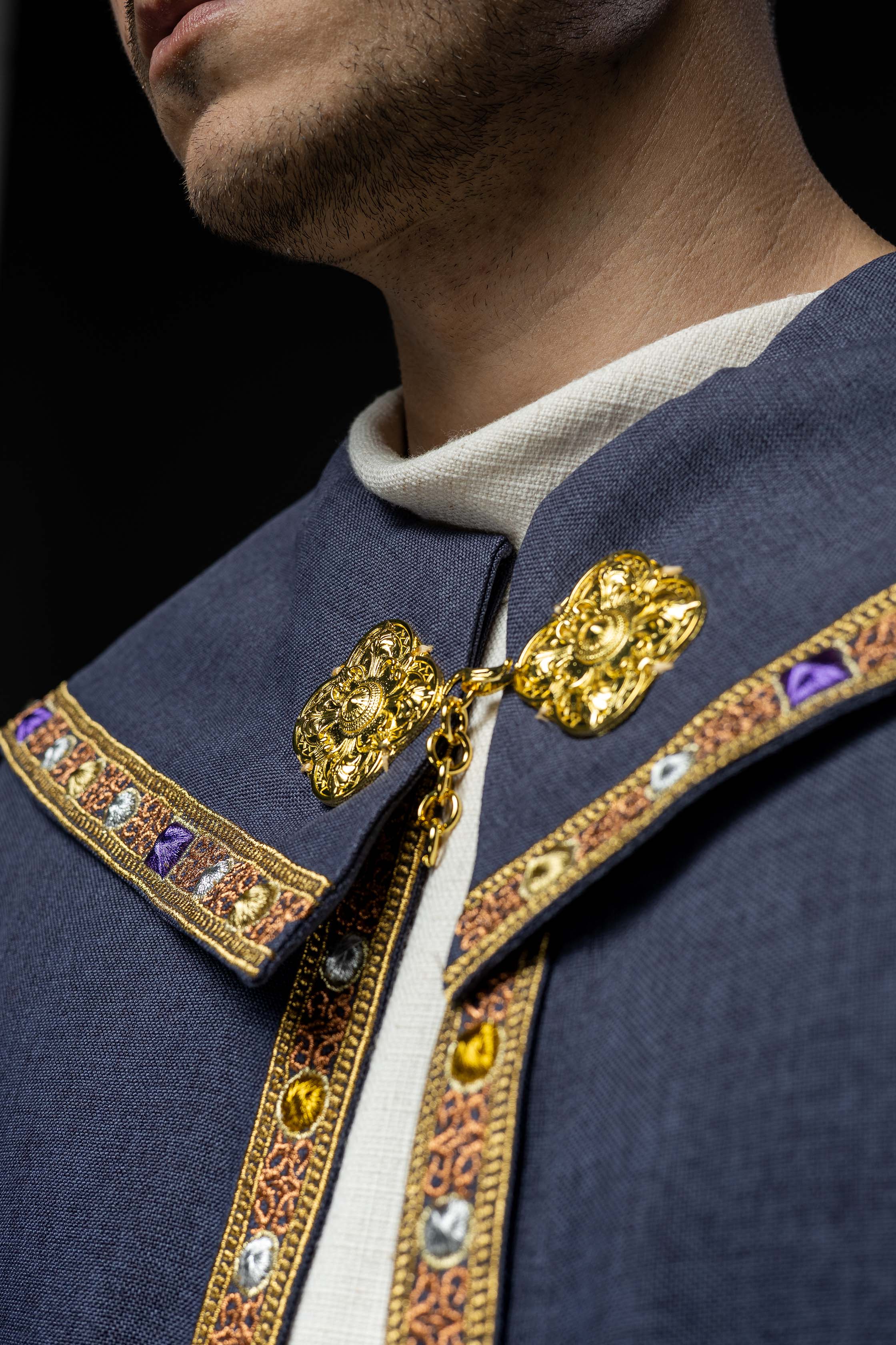 Una pianeta liturgica viola con il monogramma dorato IHS