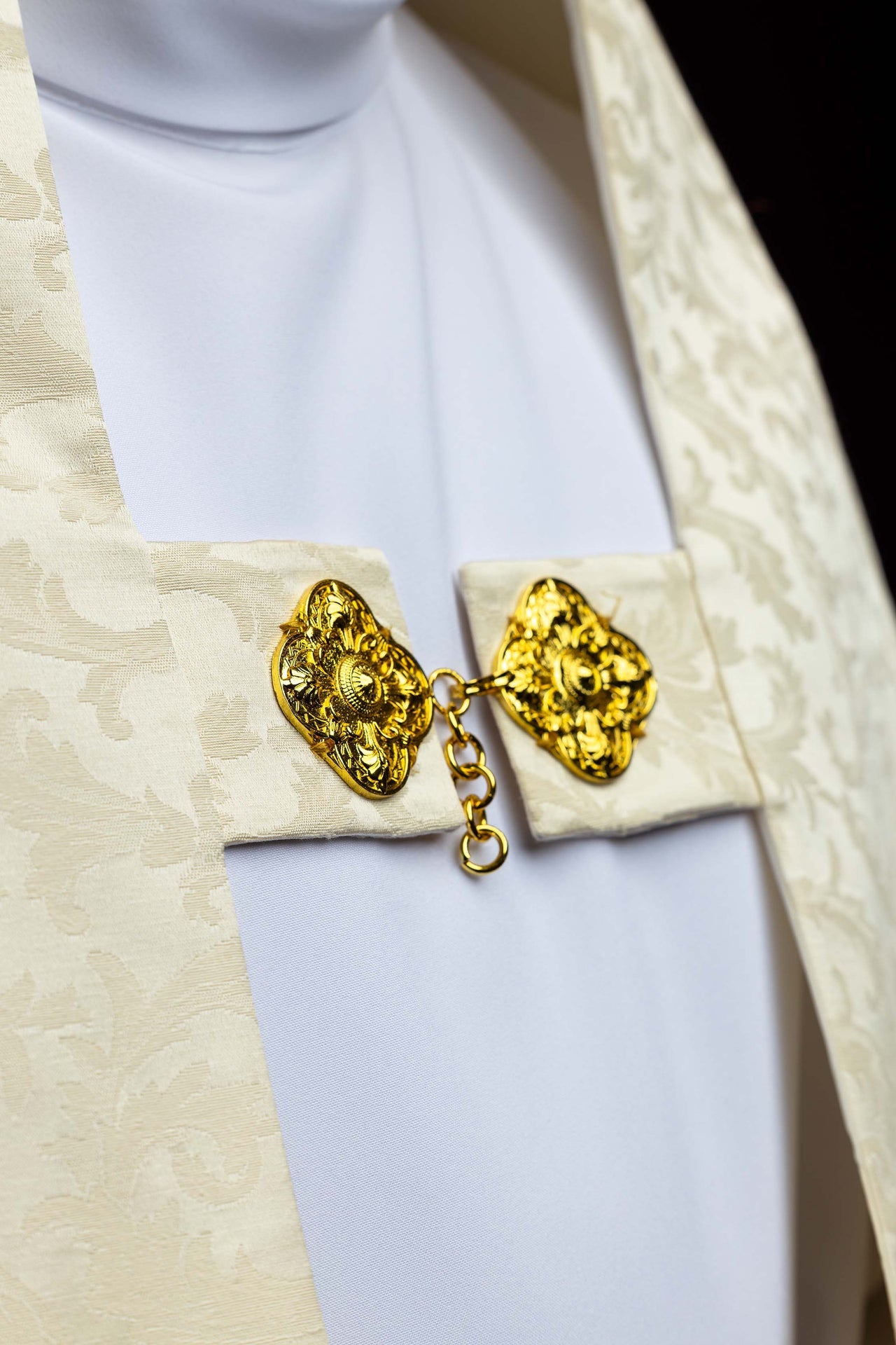 Velo omerale con ricamo dell’Agnello Pasquale su tessuto jacquard