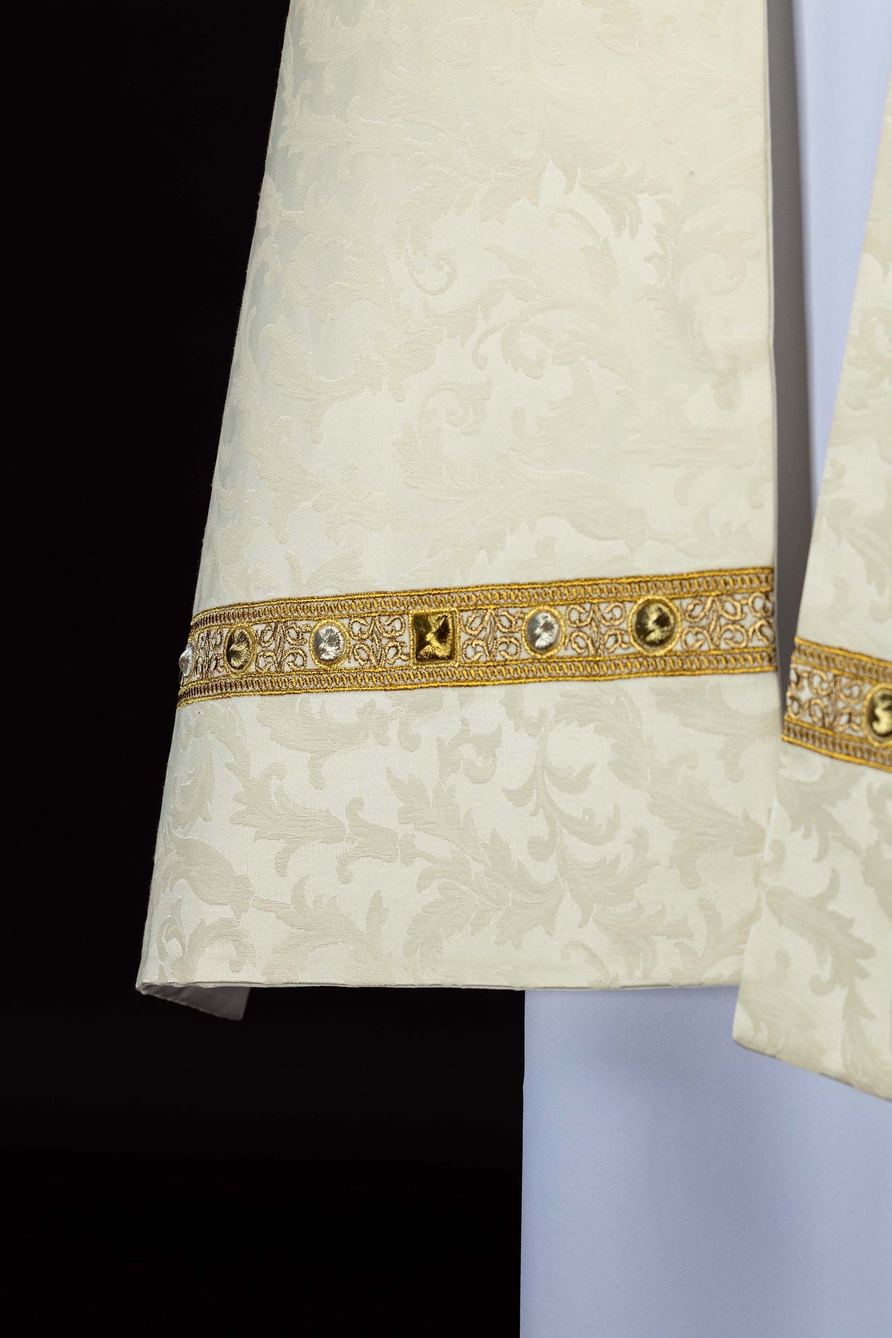 Velo omerale con ricamo dell’Agnello Pasquale su tessuto jacquard