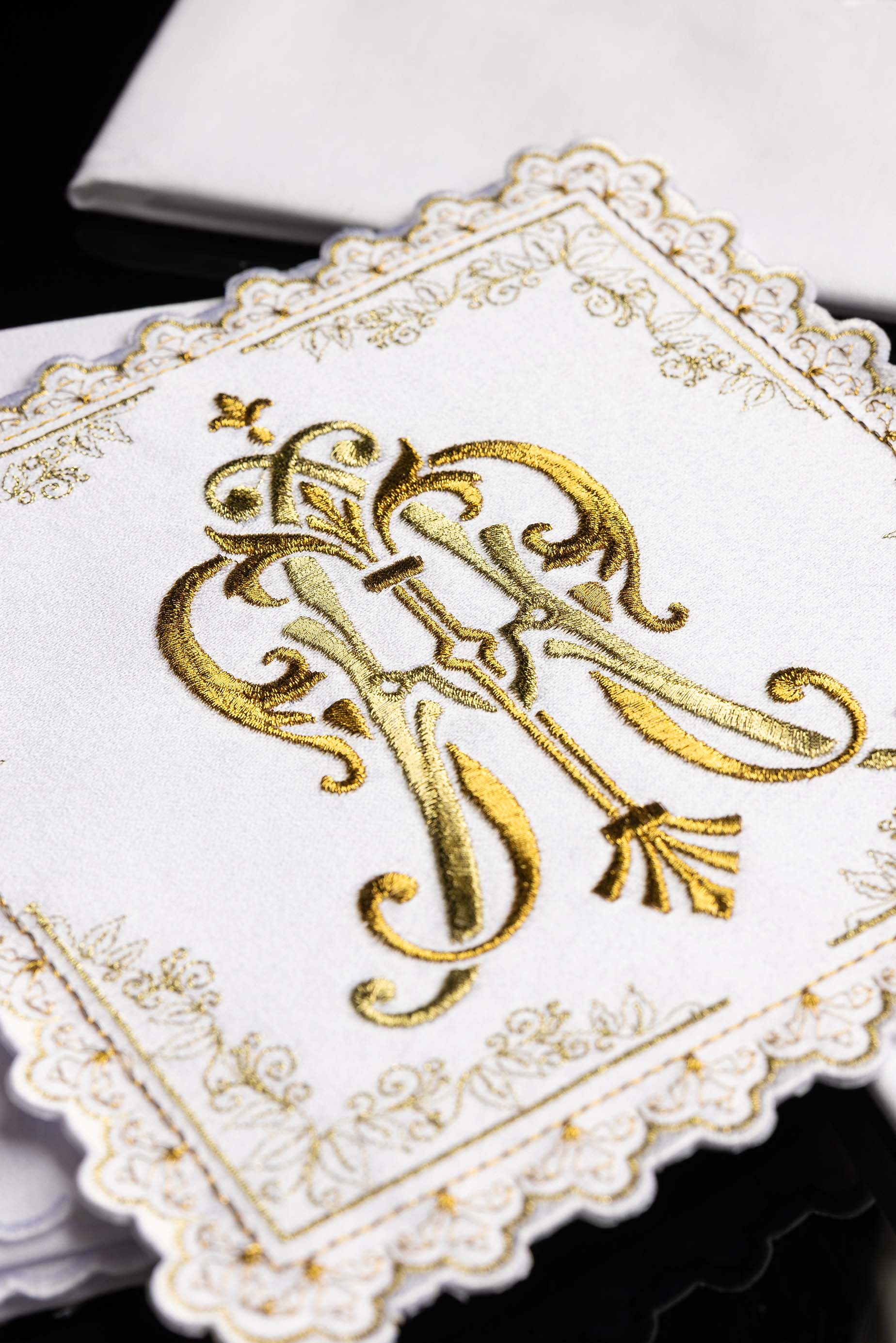 Servizio da altare con motivo mariano ricamato in oro