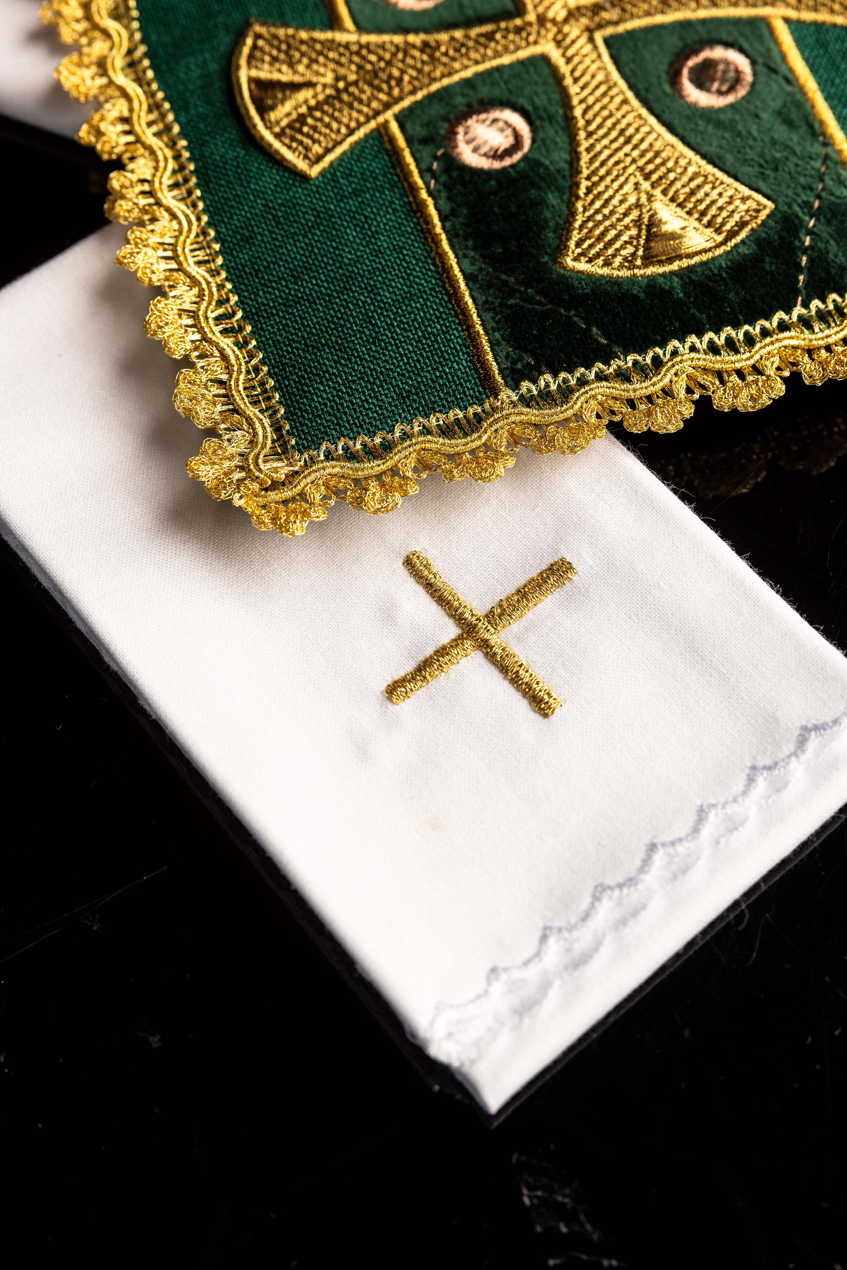 Servizio da altare del calice verde ricamato su velluto