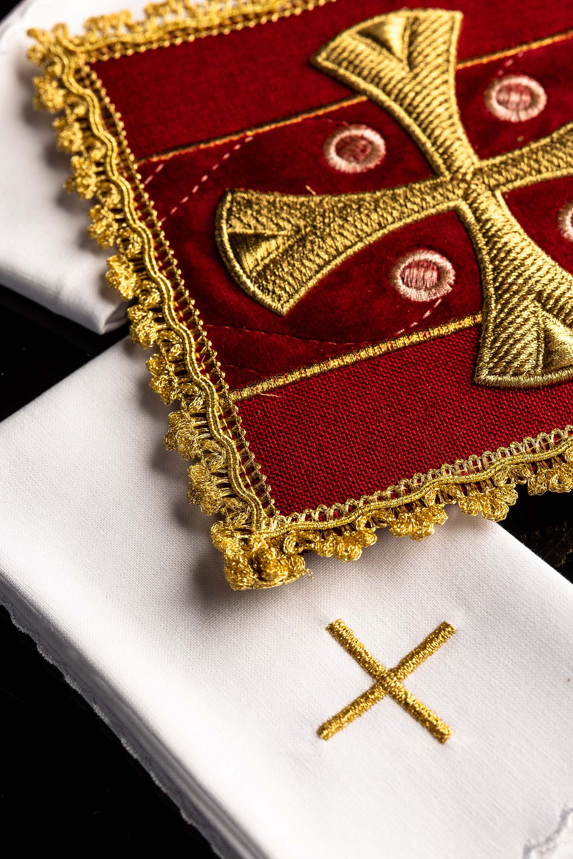 Servizio da altare rossa a forma di calice ricamata su velluto