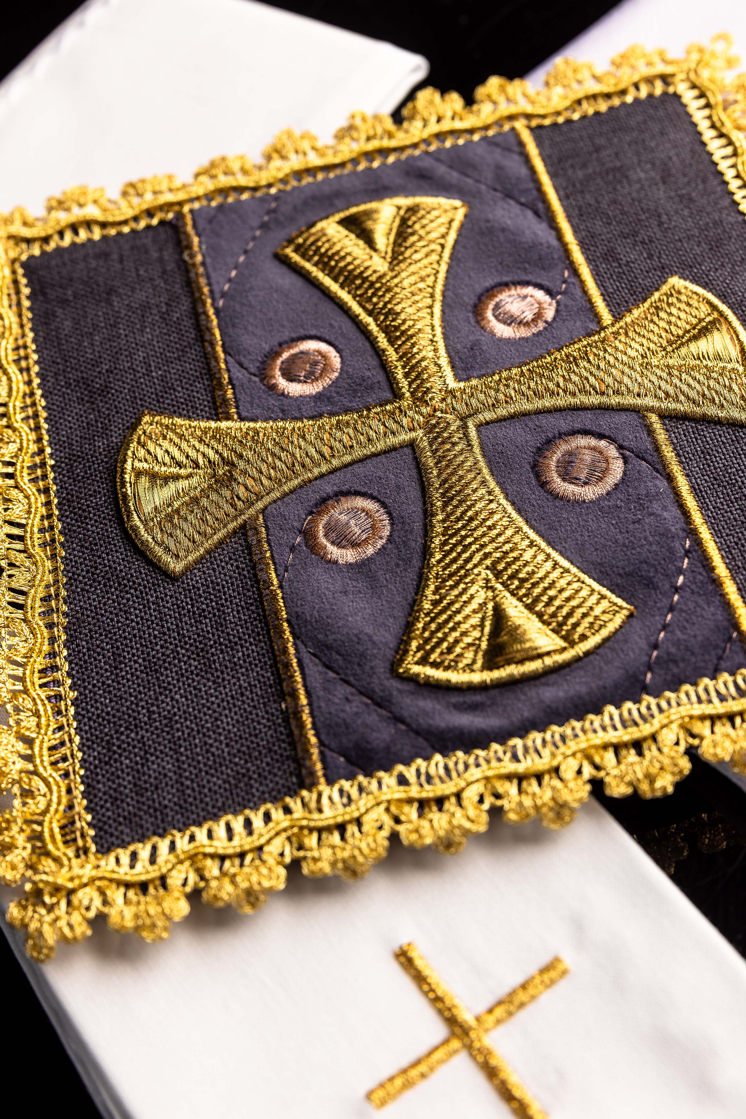 Servizio da altare viola ricamata su velluto