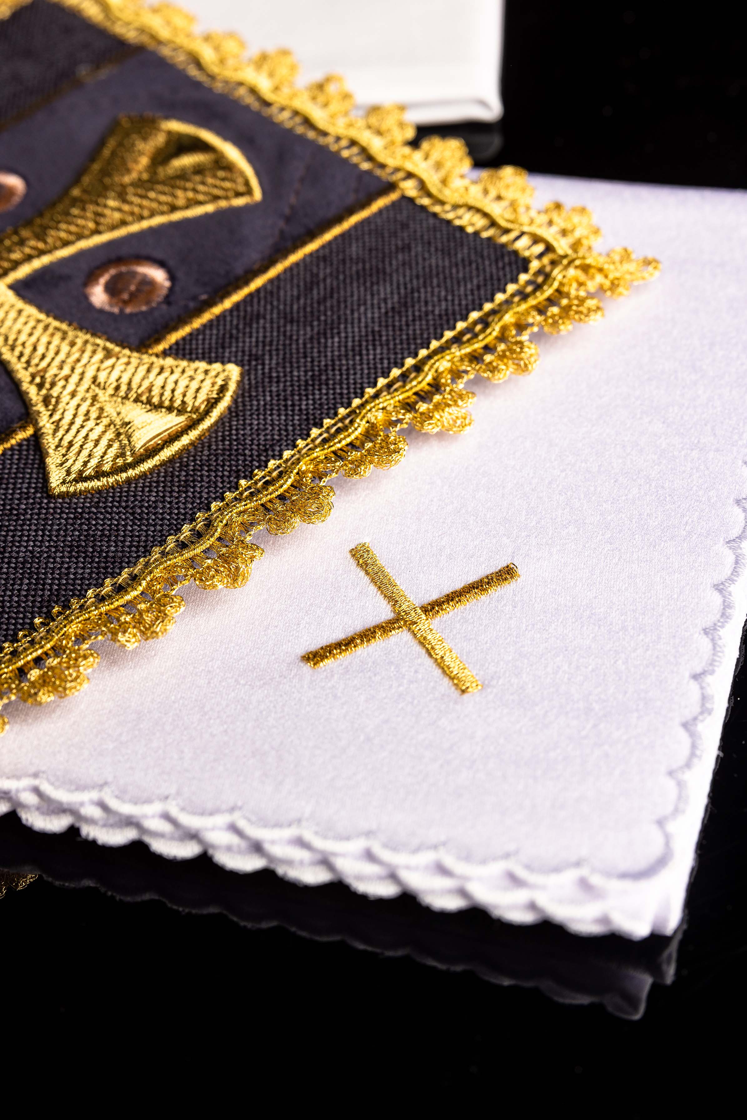 Servizio da altare viola ricamata su velluto
