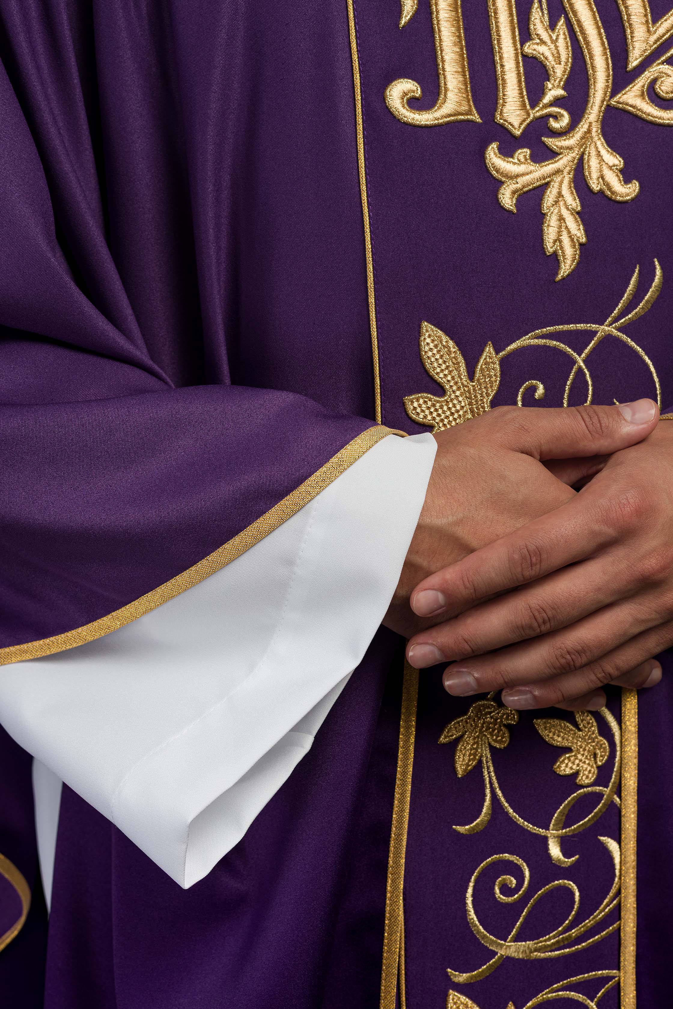Casula liturgica viola con cintura riccamente decorata con motivo floreale e IHS