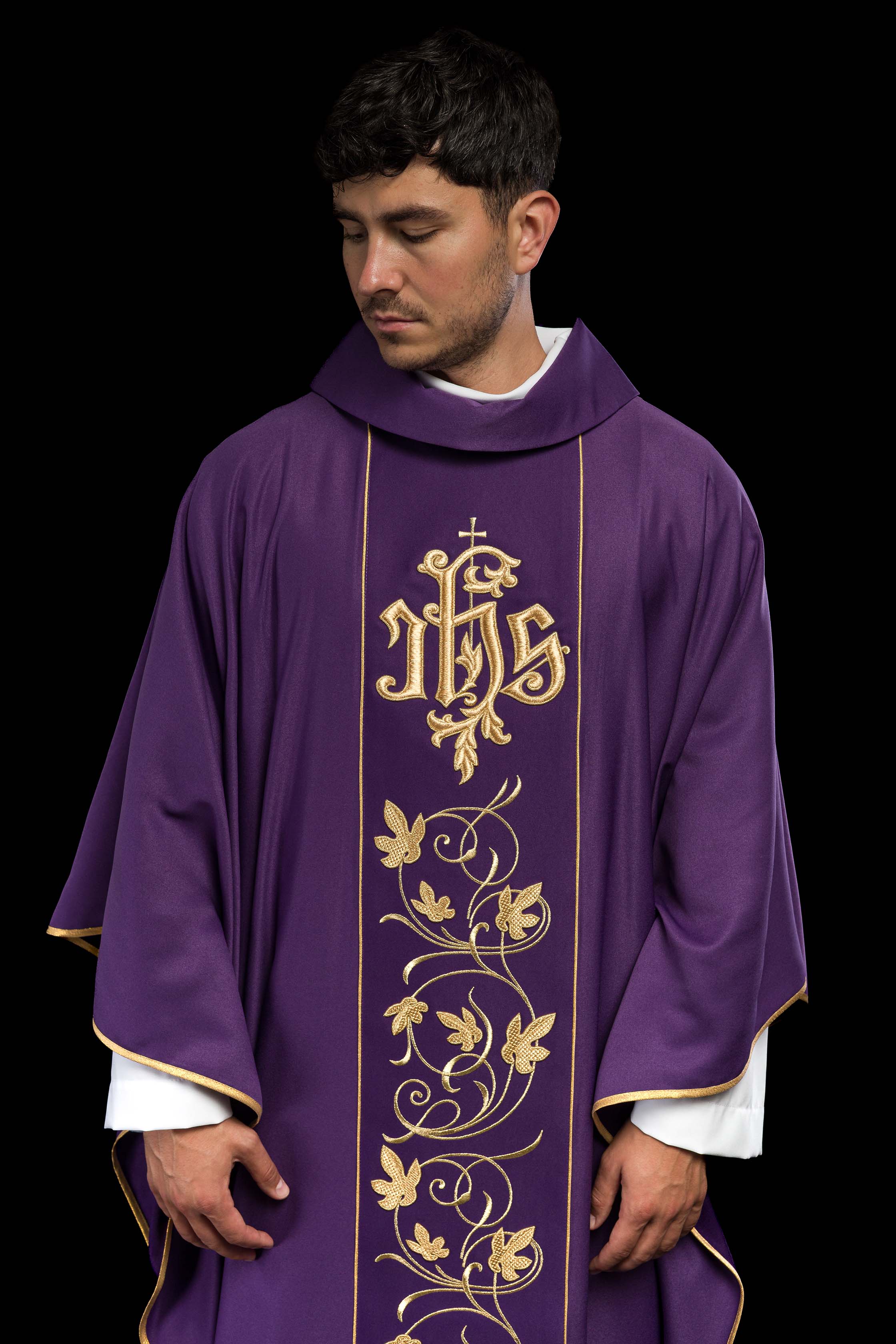 Casula liturgica viola con cintura riccamente decorata con motivo floreale e IHS
