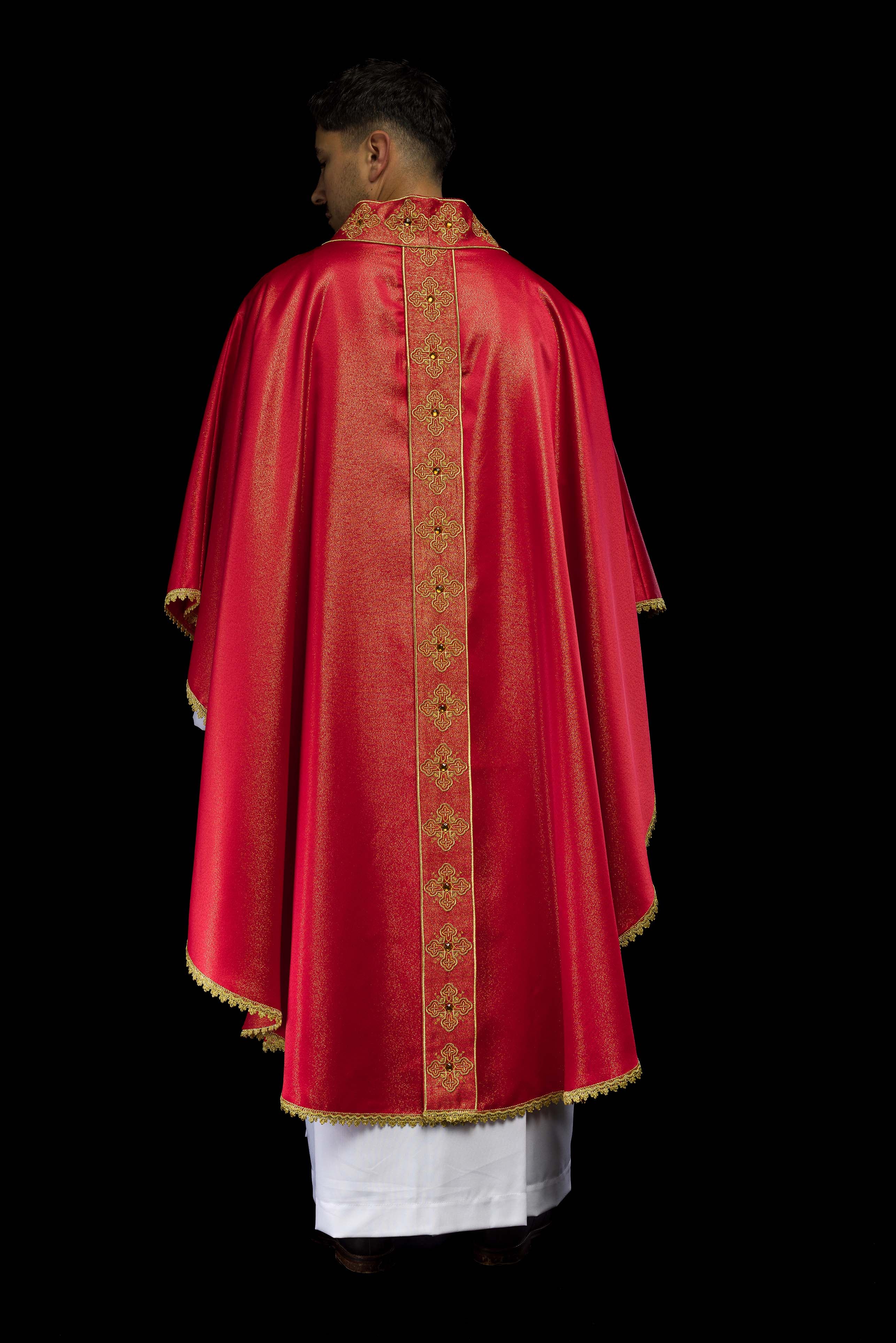 Casula rossa con cintura ricamata e colletto decorato con pietre