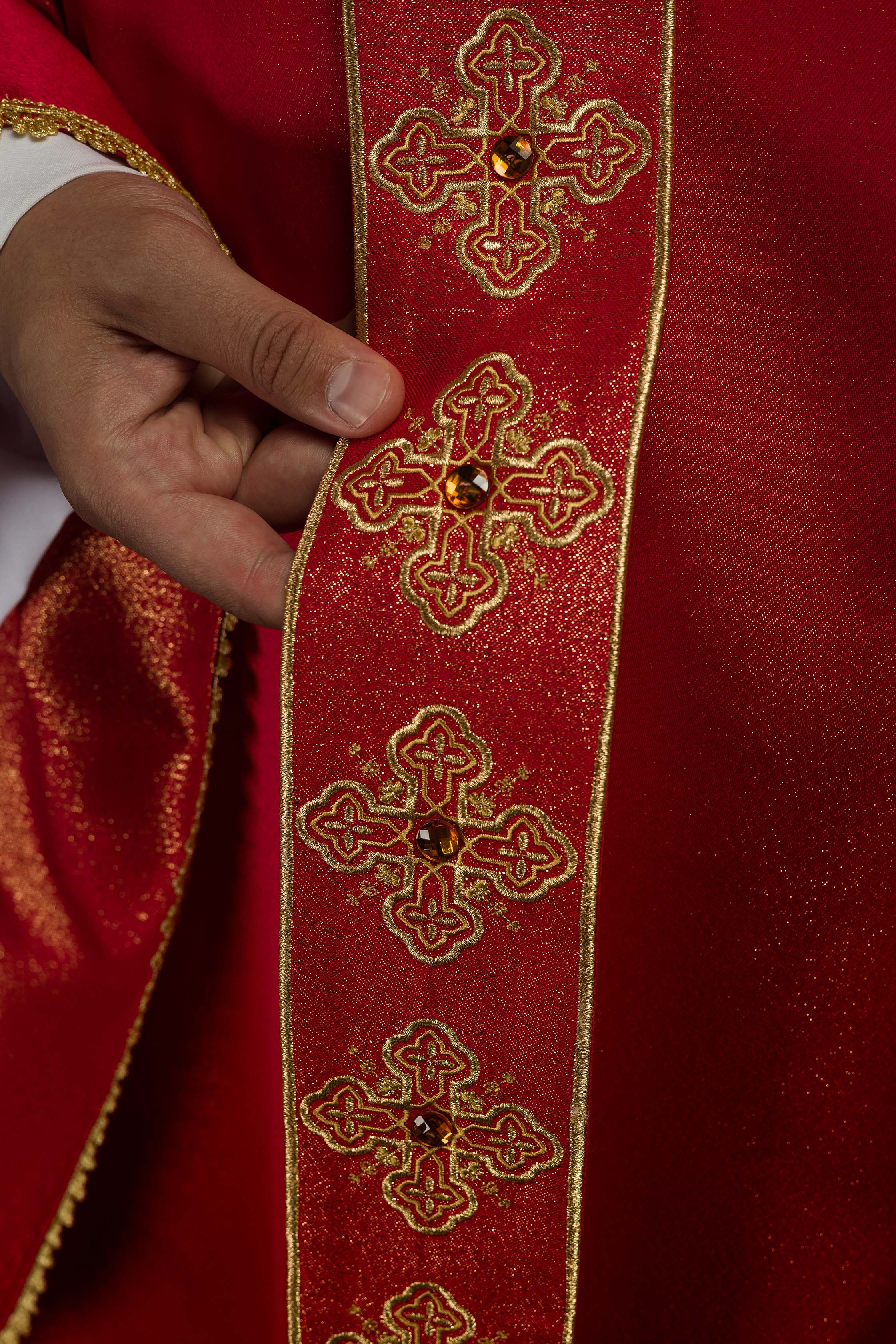 Casula rossa con cintura ricamata e colletto decorato con pietre
