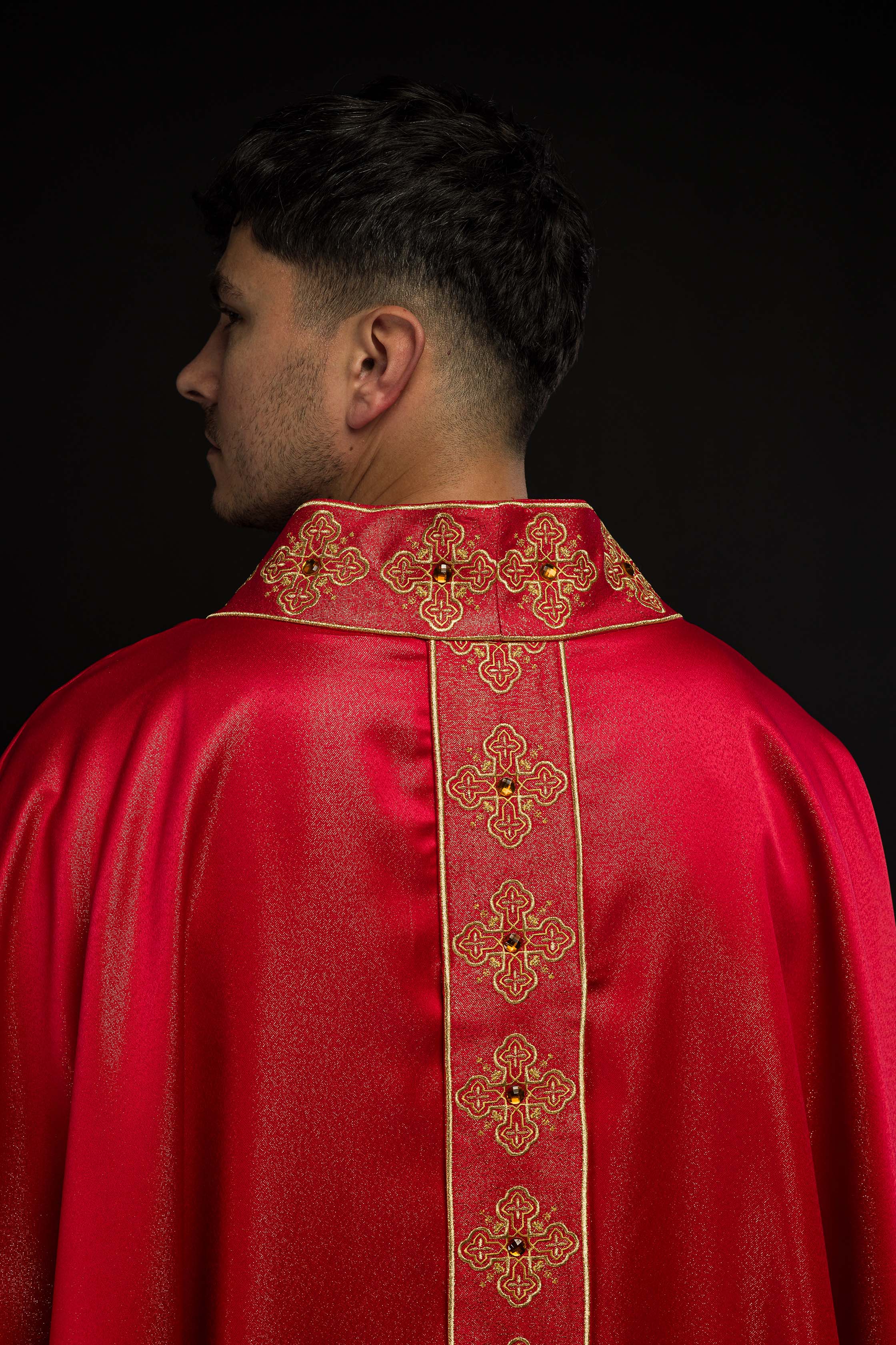 Casula rossa con cintura ricamata e colletto decorato con pietre