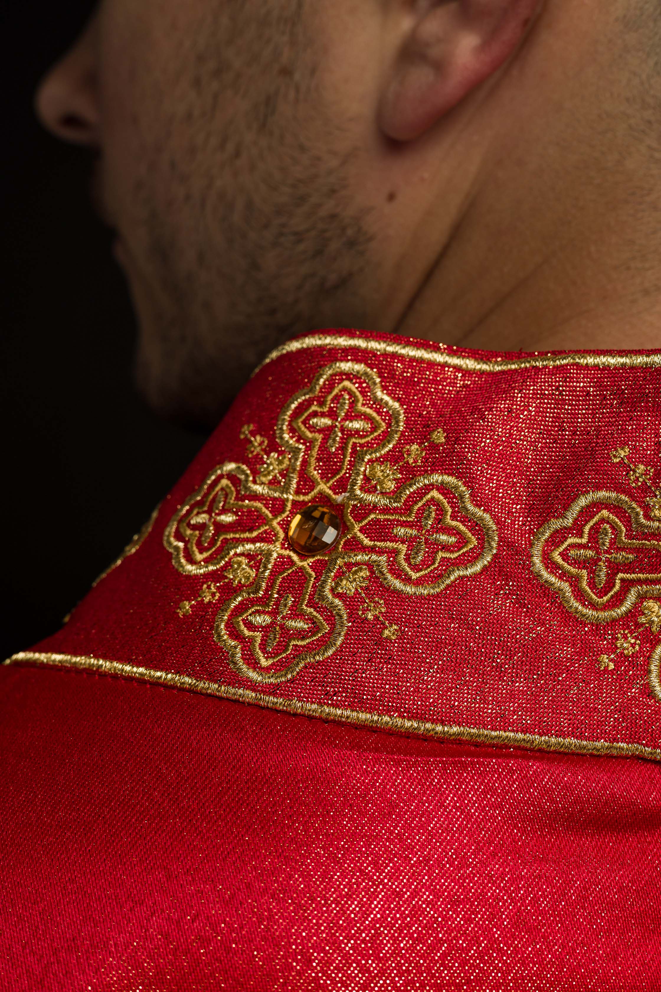 Casula rossa con cintura ricamata e colletto decorato con pietre