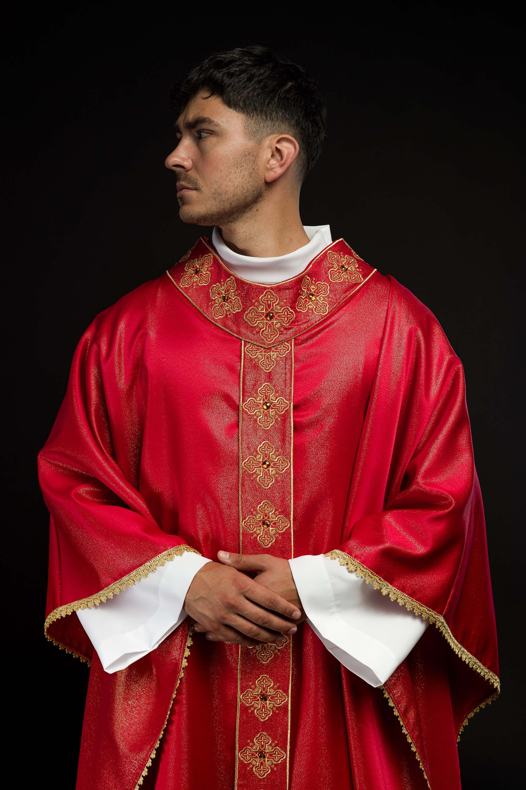 Casula rossa con cintura ricamata e colletto decorato con pietre