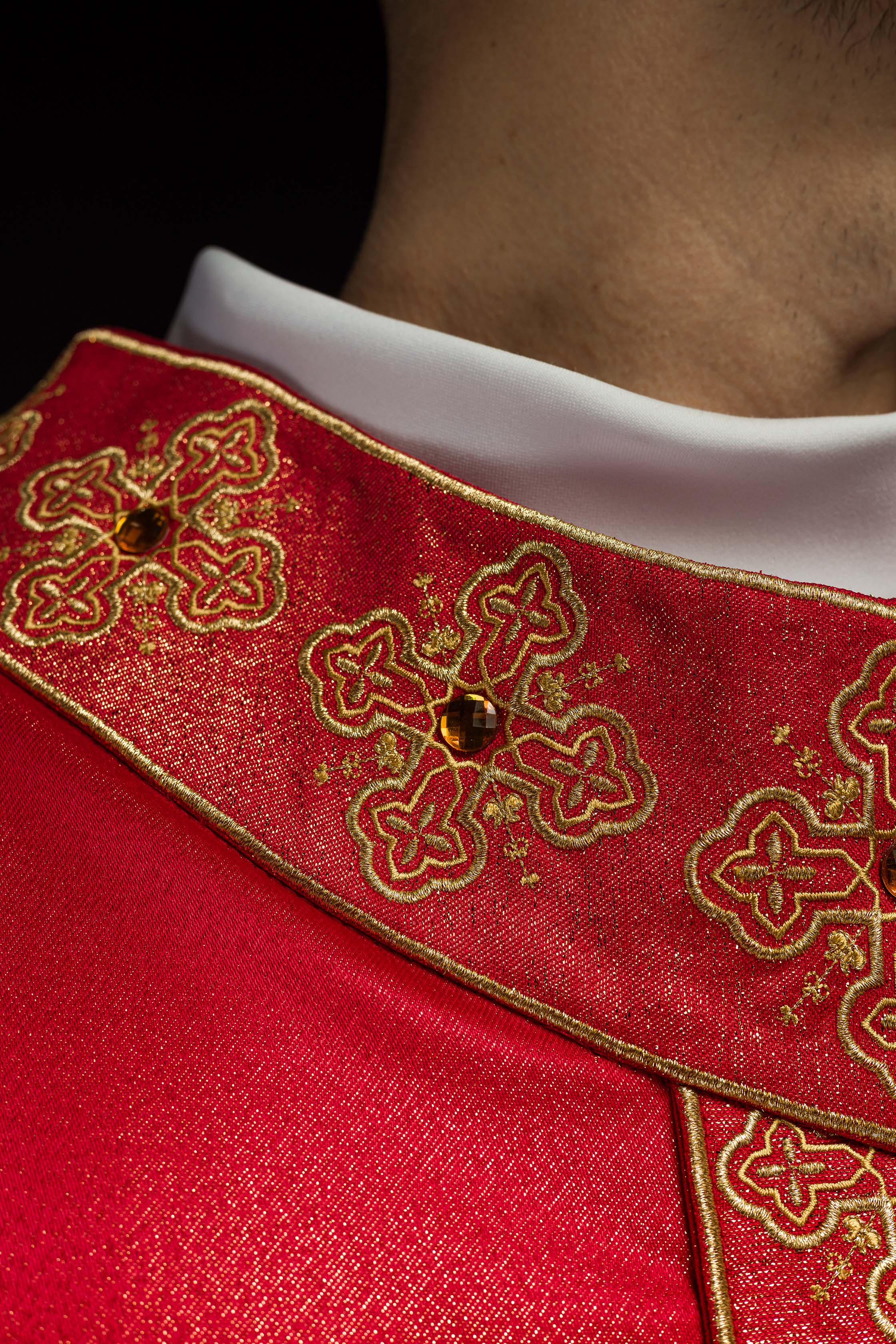 Casula rossa con cintura ricamata e colletto decorato con pietre