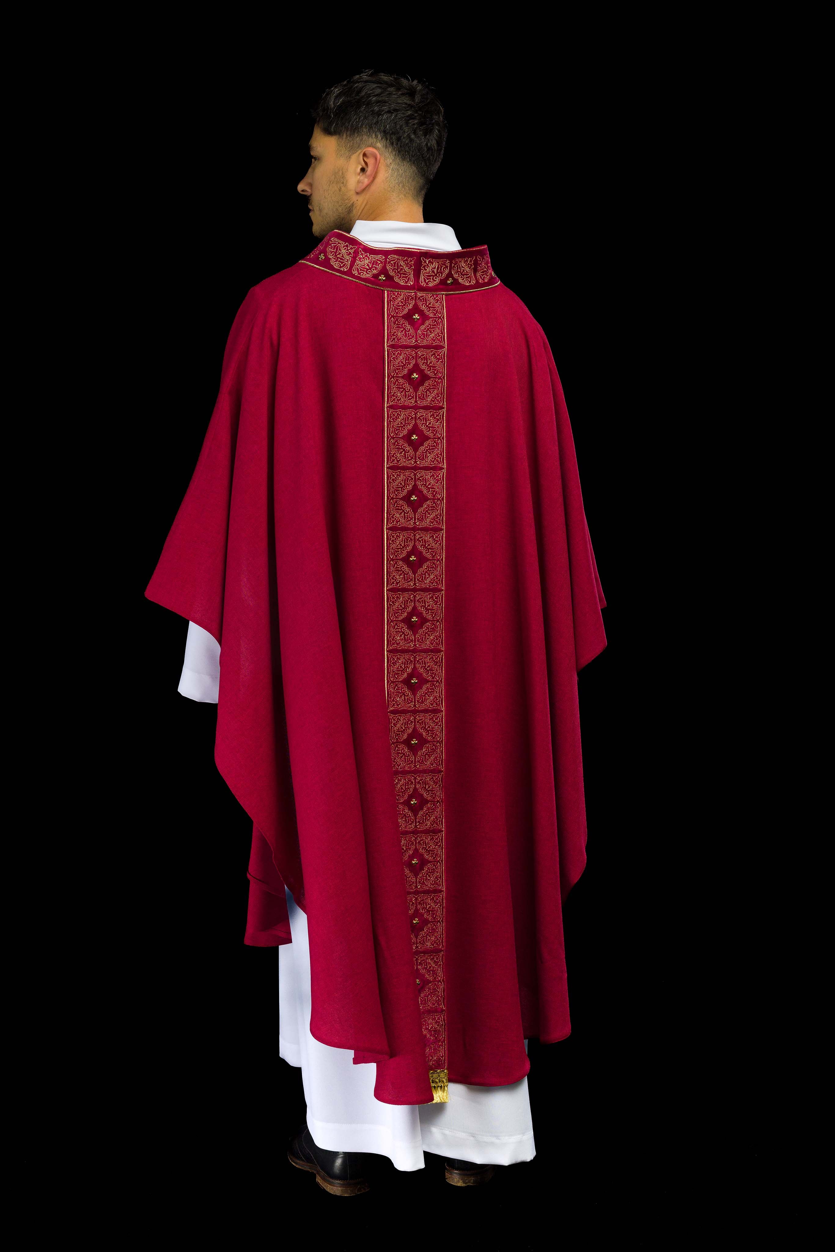 Casula con cintura e colletto riccamente ricamati in rosso