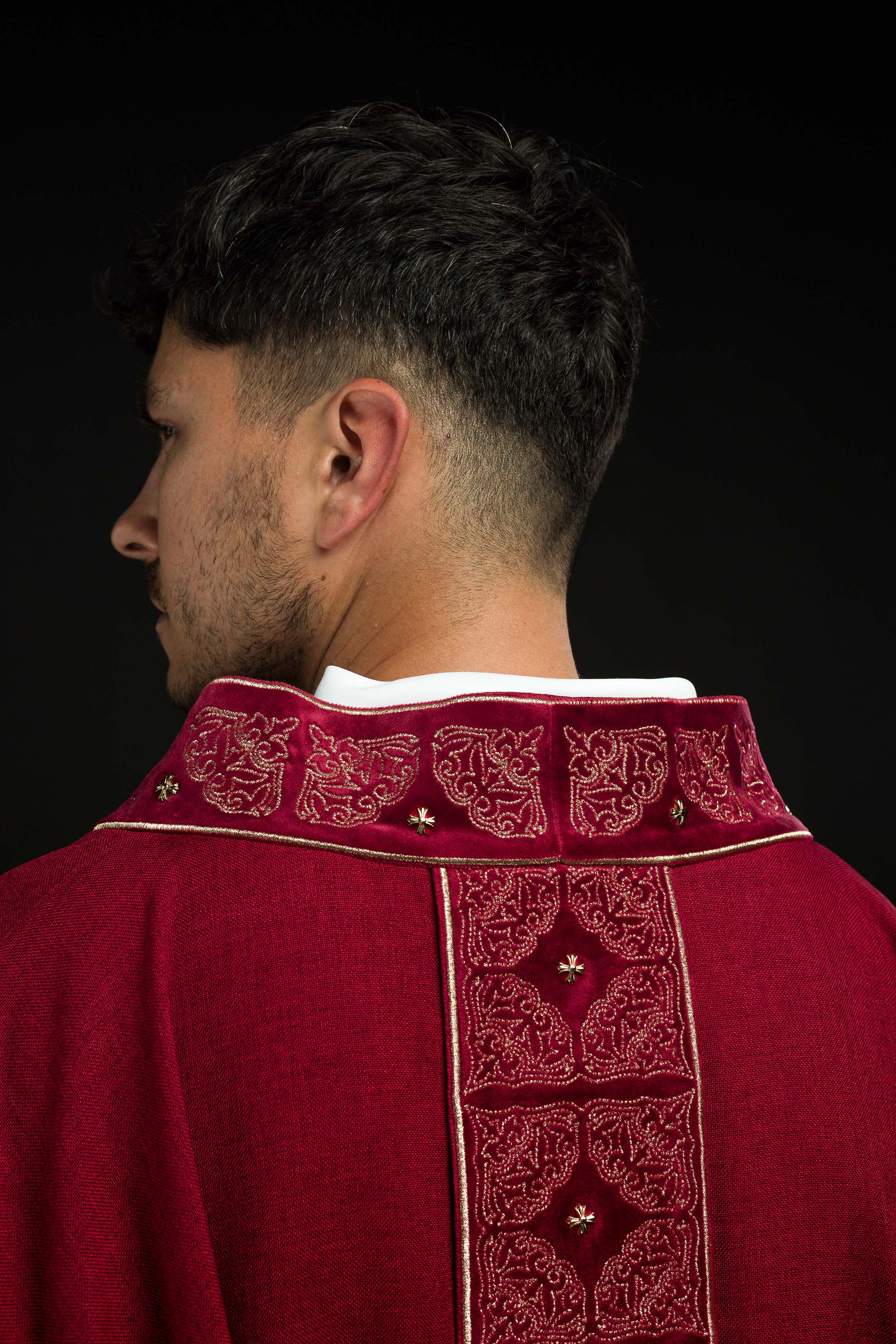 Casula con cintura e colletto riccamente ricamati in rosso