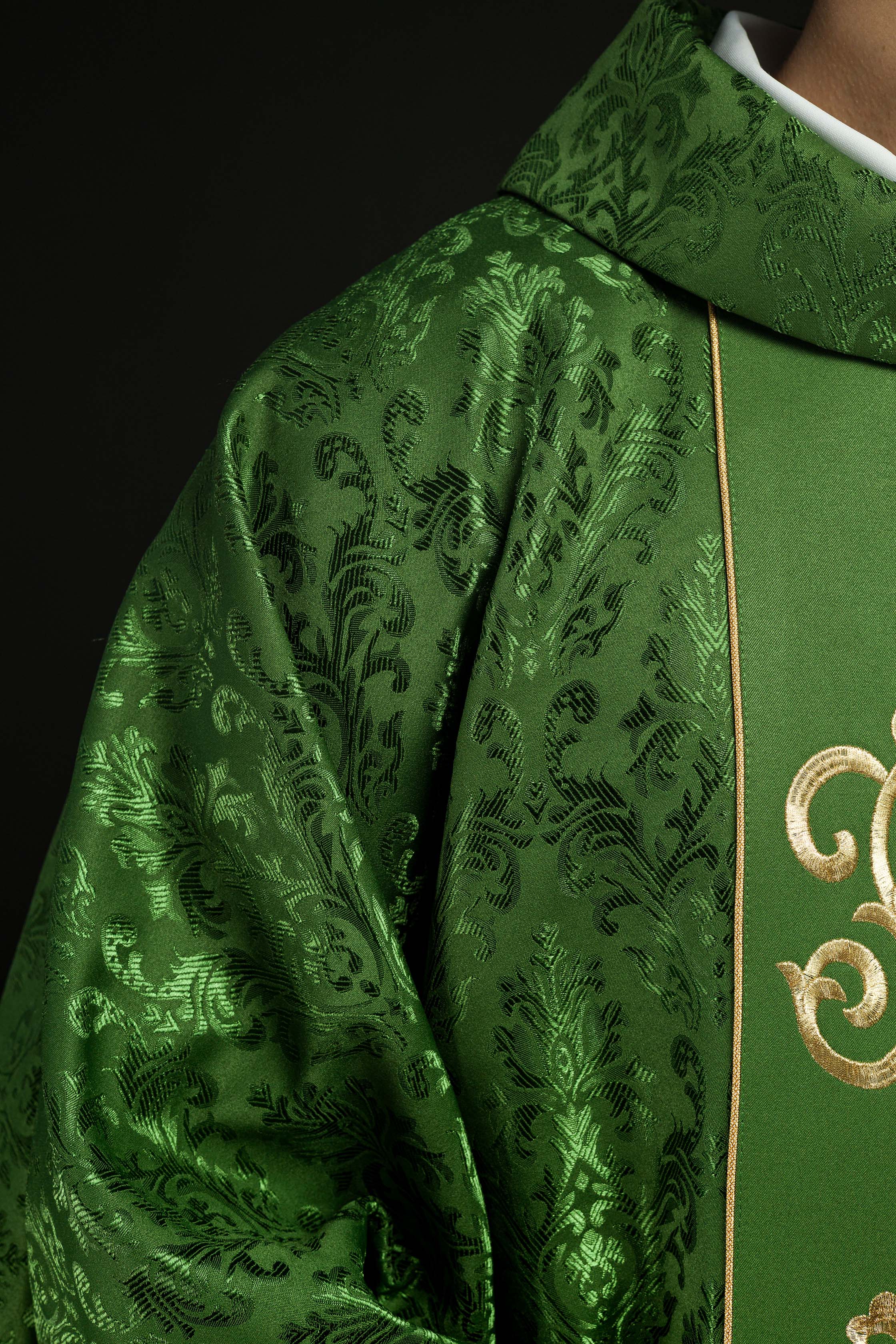 Casula liturgica verde con stolone e ricamo IHS riccamente decorata