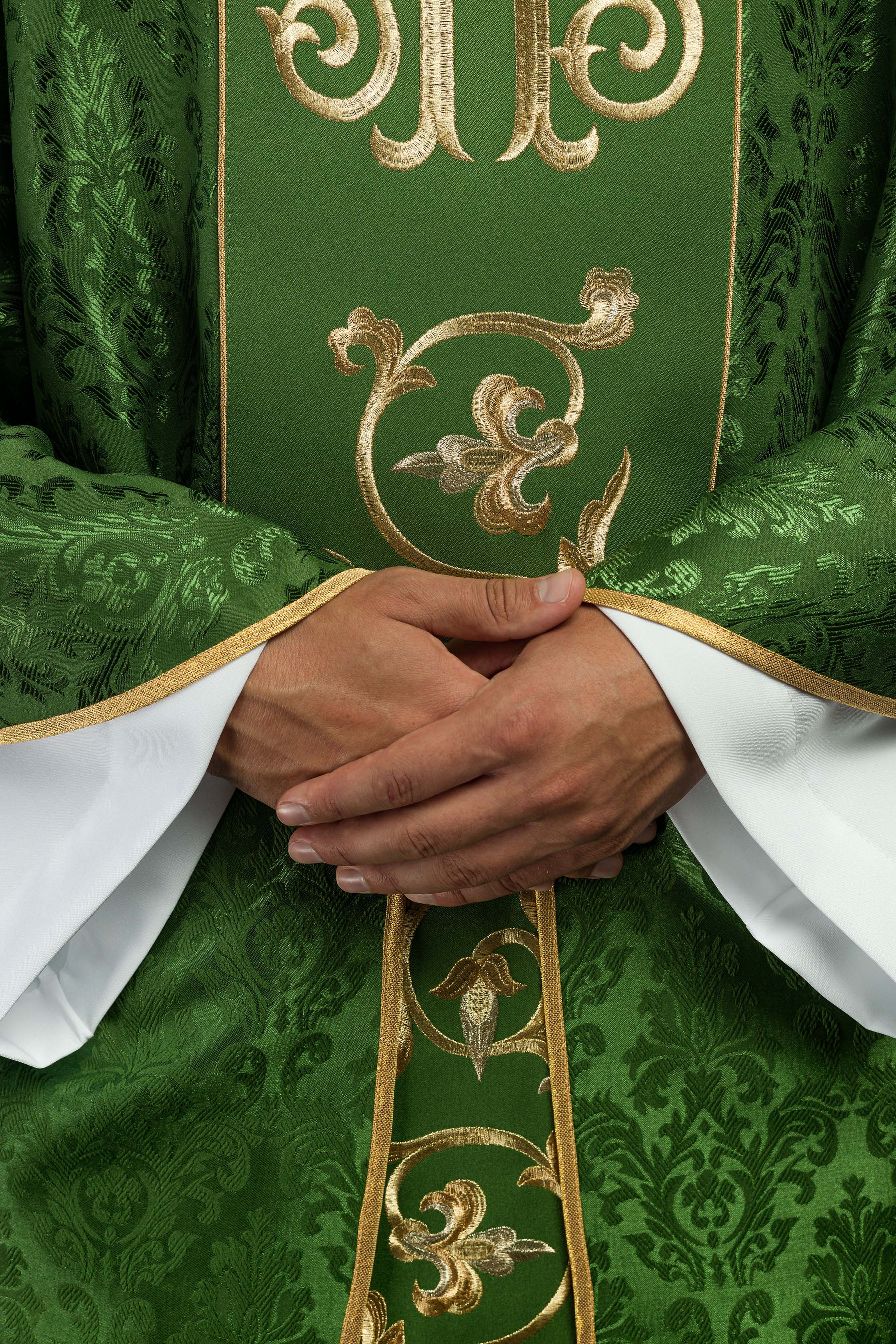 Casula liturgica verde con stolone e ricamo IHS riccamente decorata