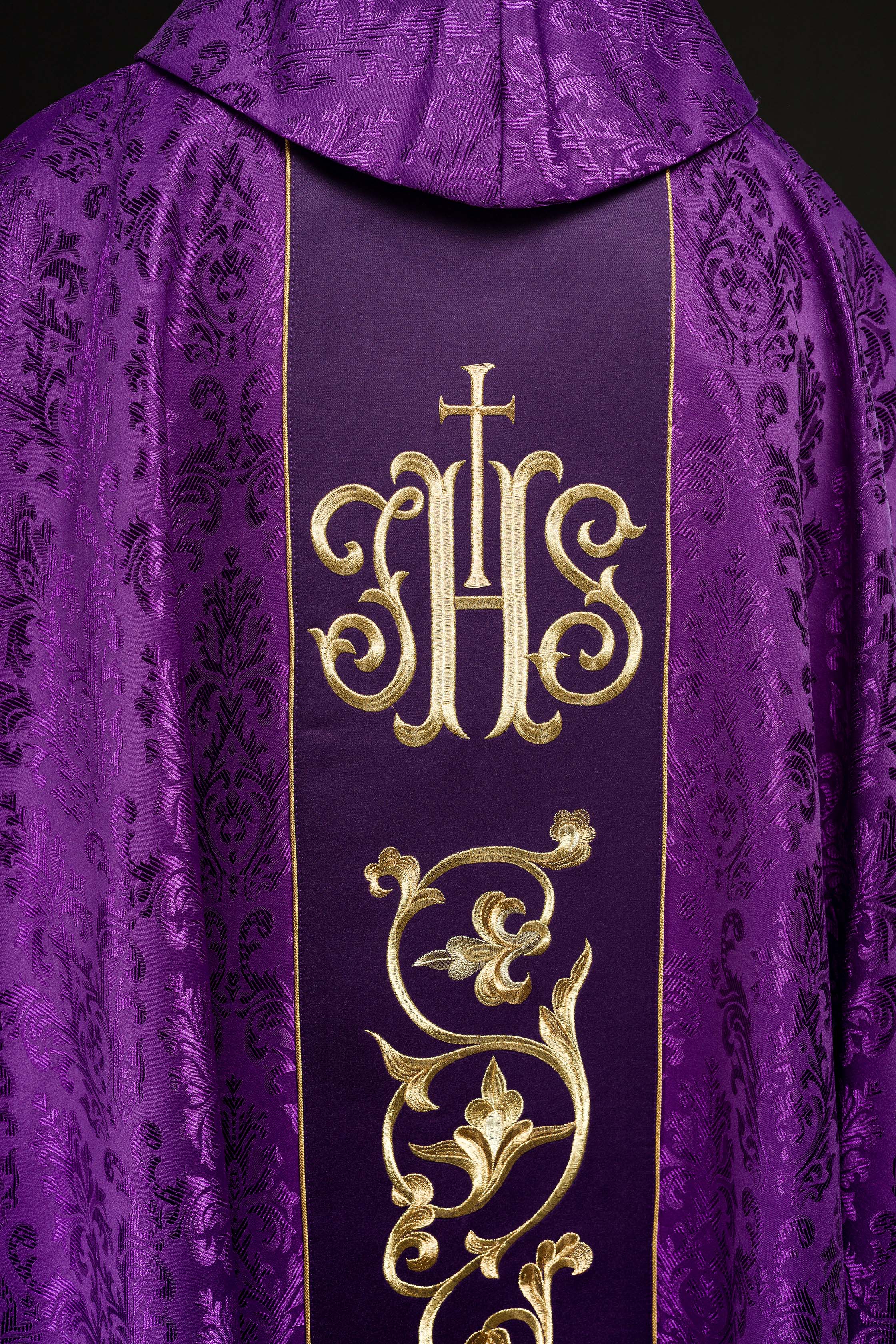 Casula liturgica viola con cintura IHS riccamente decorata