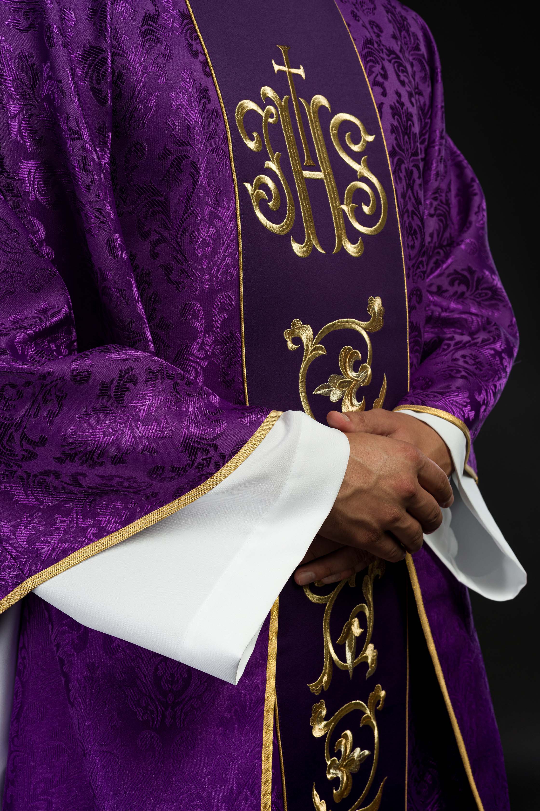 Casula liturgica viola con cintura IHS riccamente decorata