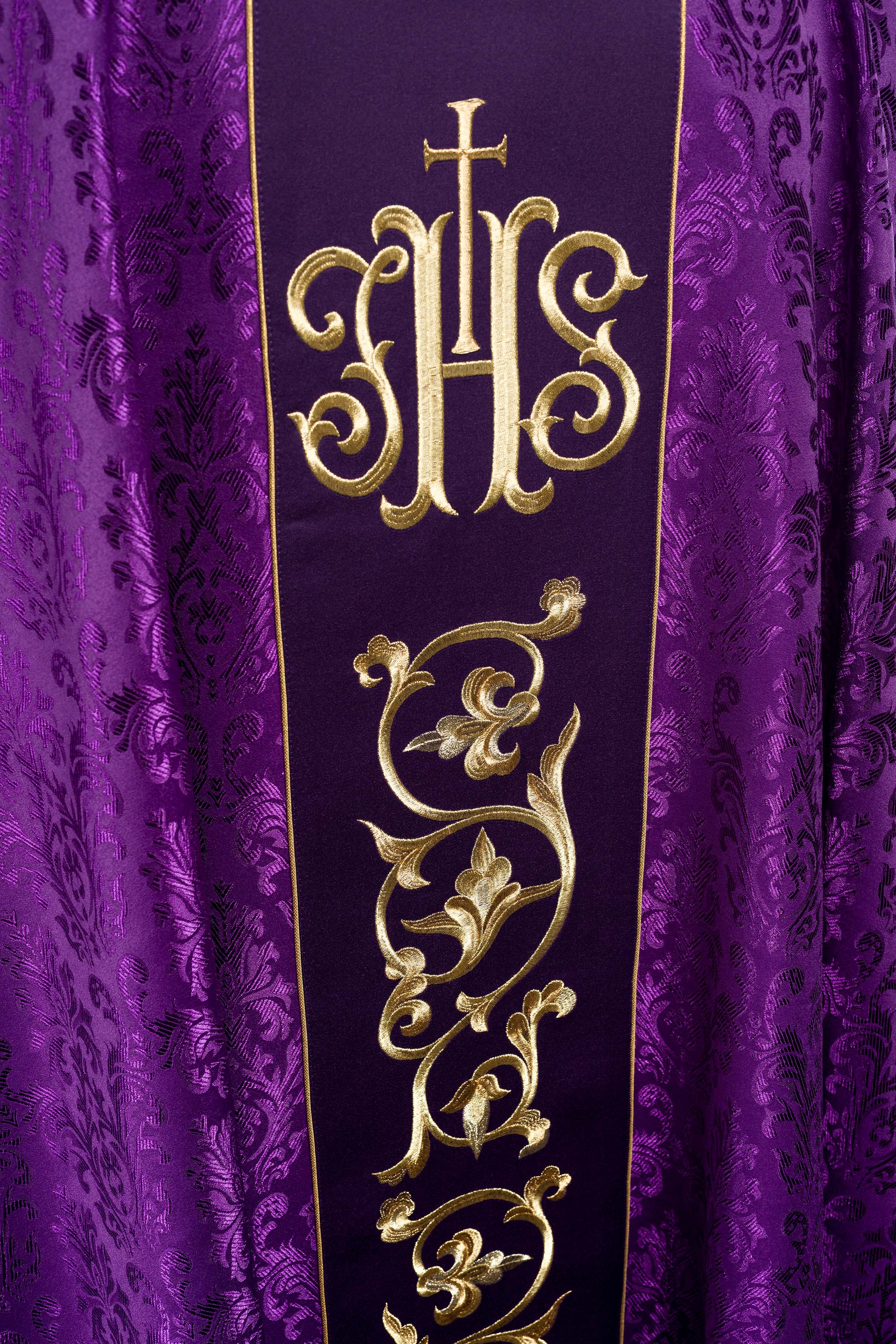 Casula liturgica viola con cintura IHS riccamente decorata