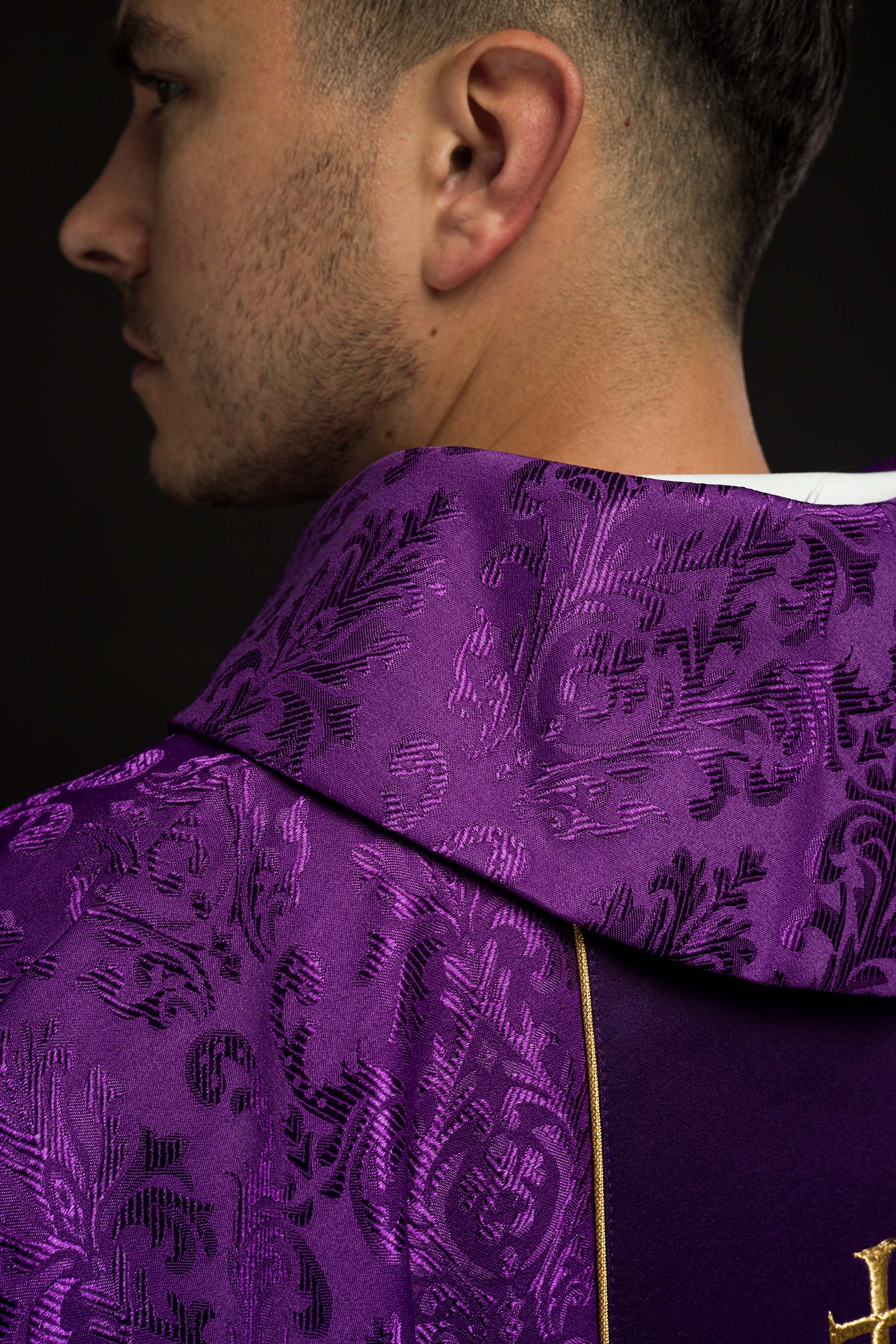 Casula liturgica viola con cintura IHS riccamente decorata