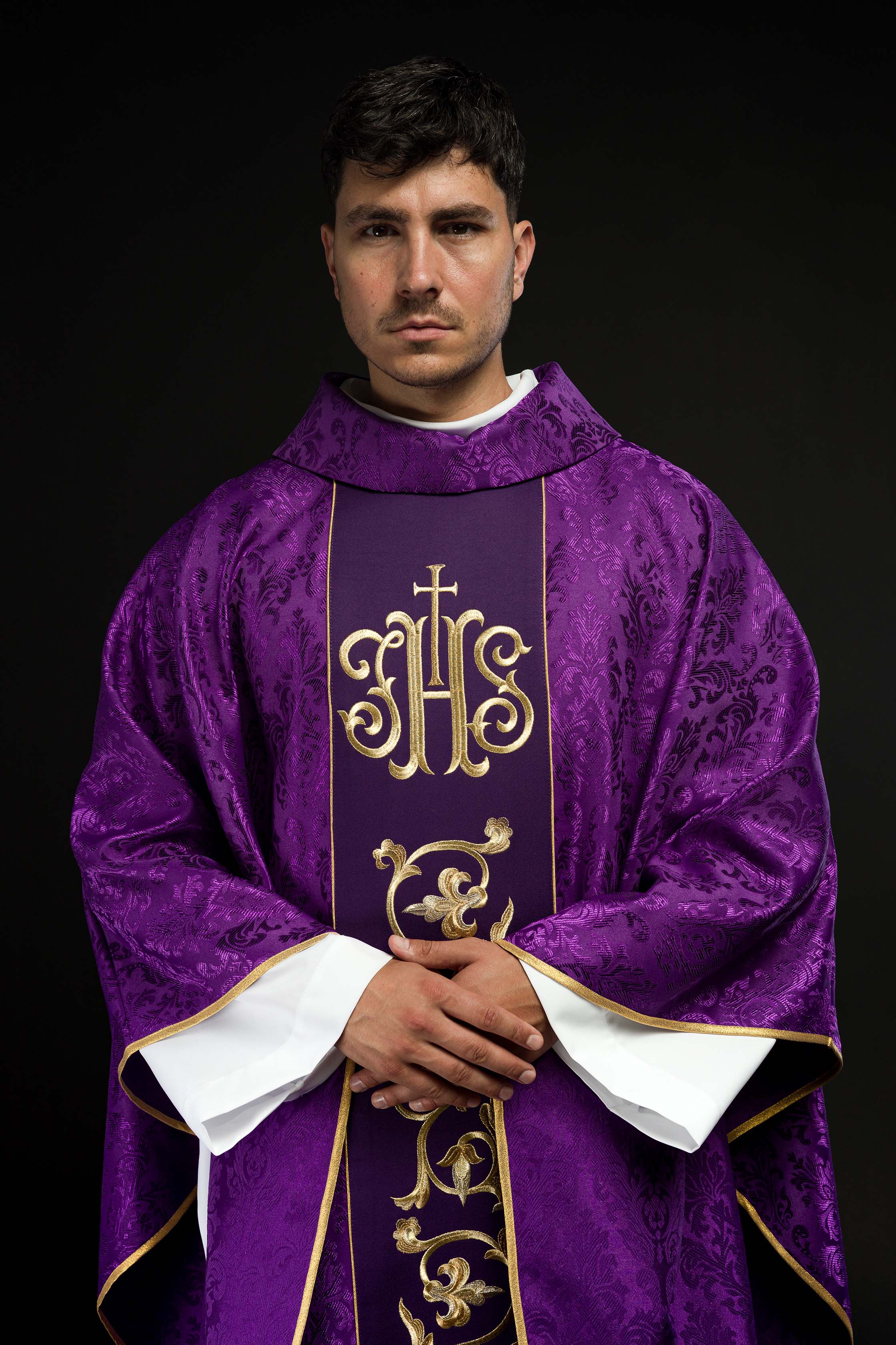 Casula liturgica viola con cintura IHS riccamente decorata