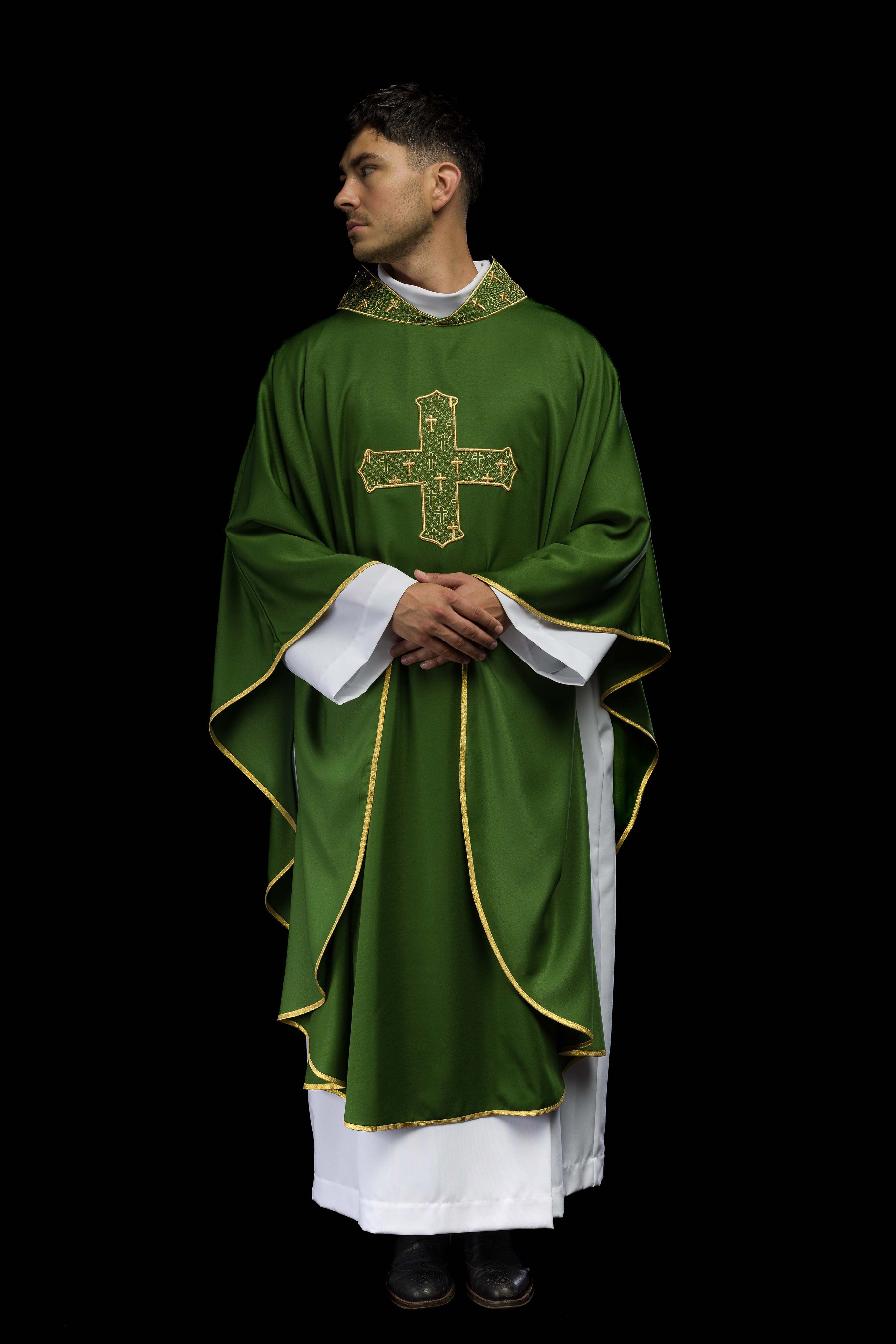 Casula con croce e colletto riccamente ricamati di colore verde