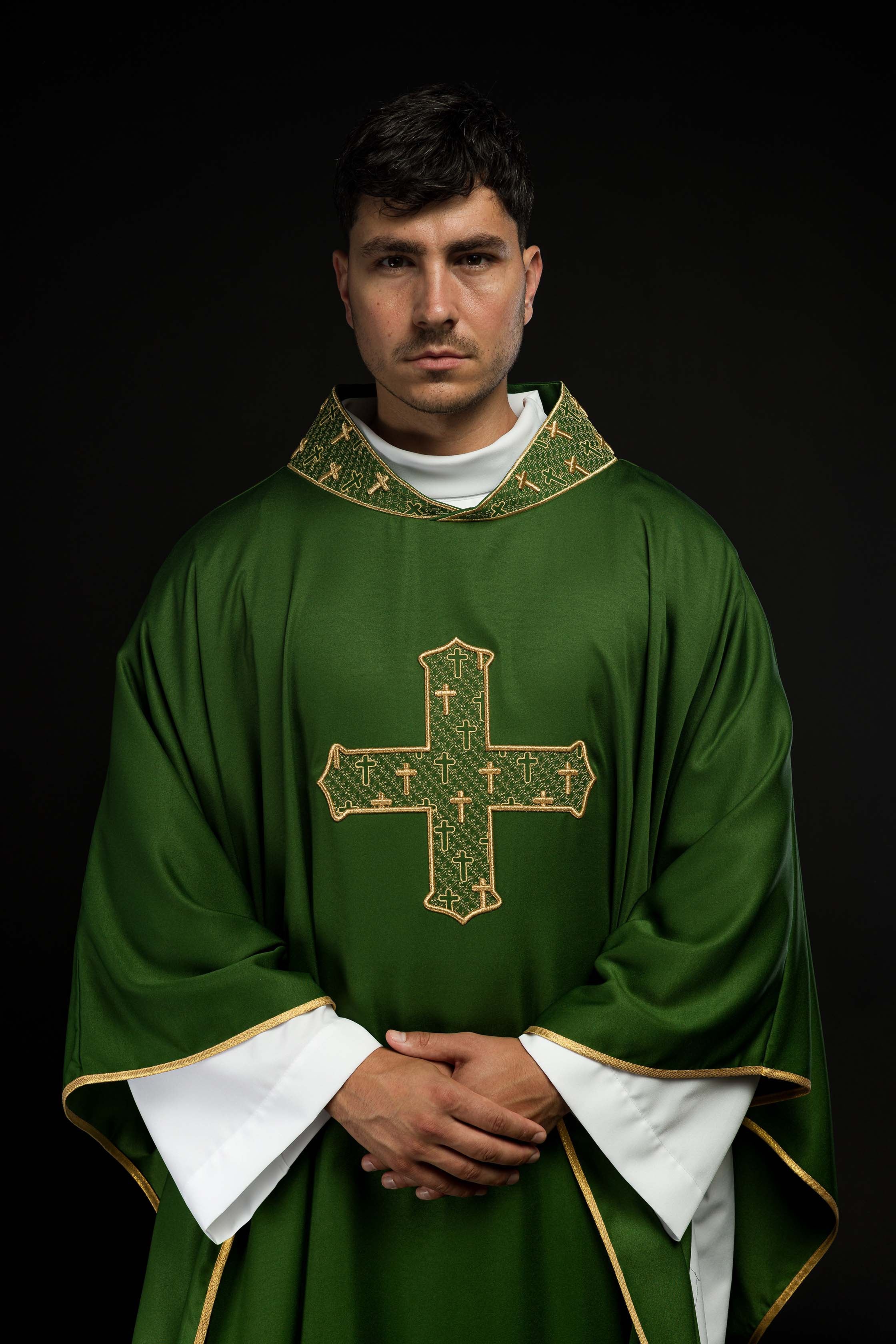 Casula con croce e colletto riccamente ricamati di colore verde