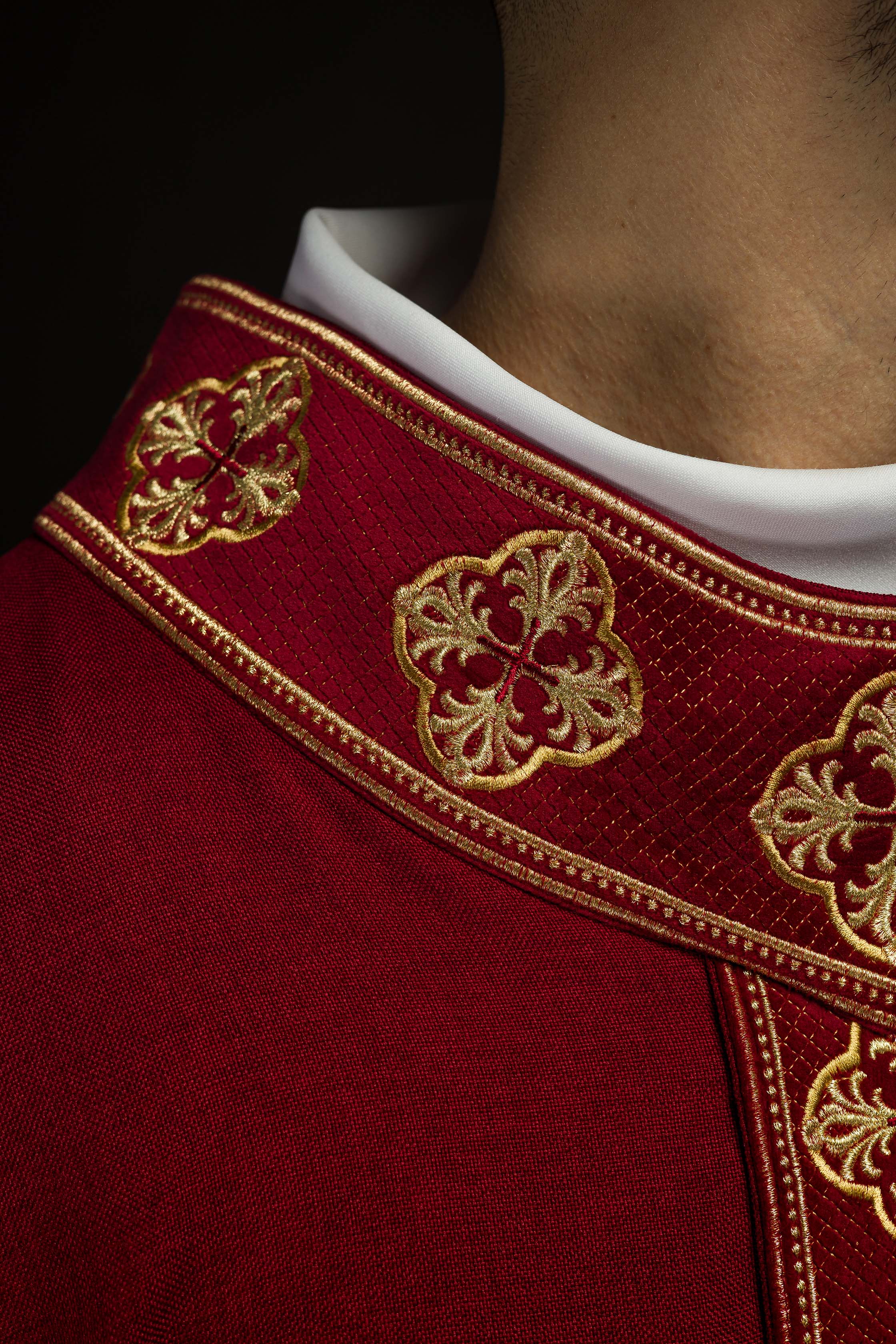 Casula rossa con cintura ricamata e colletto a croce