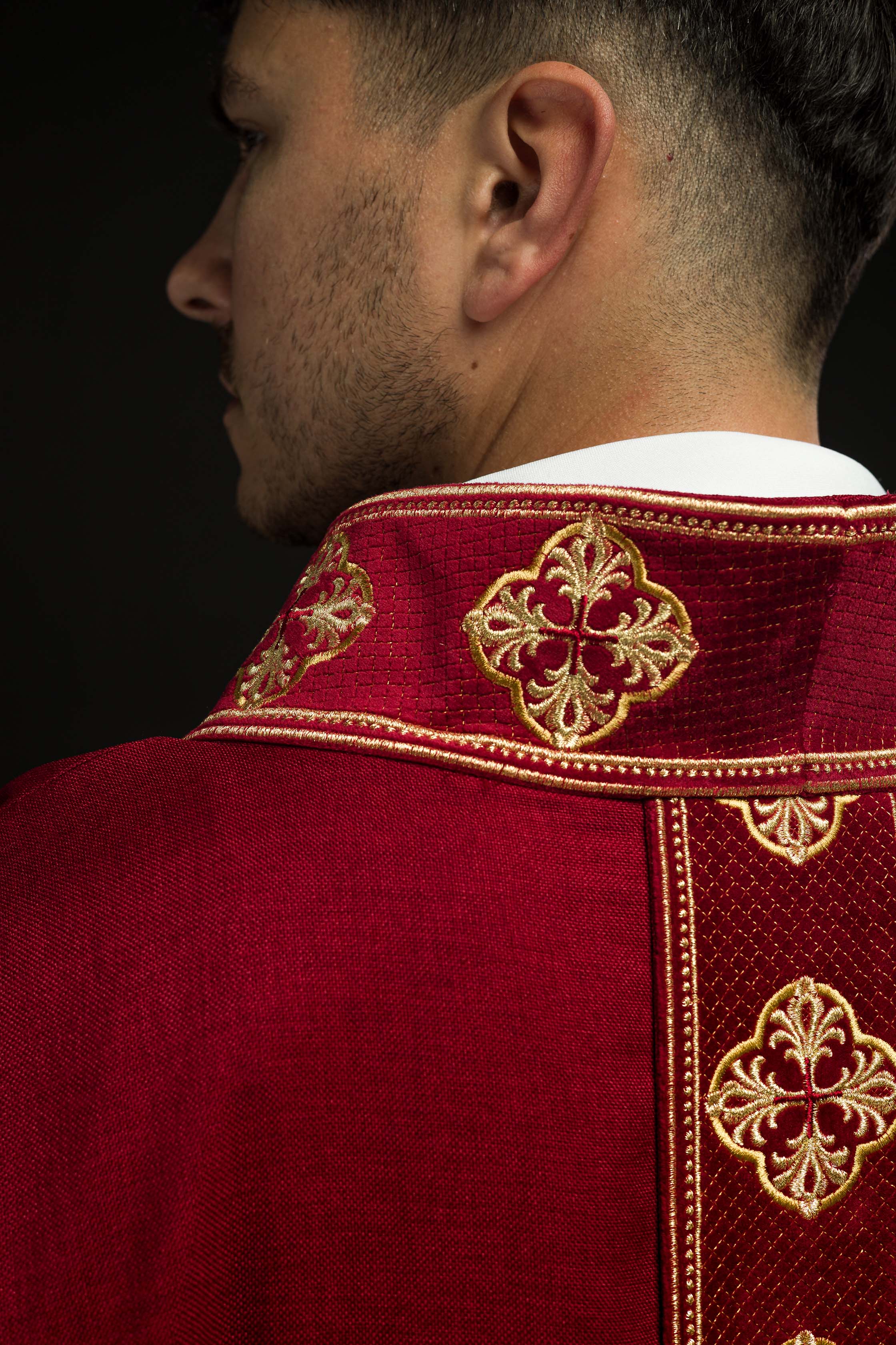 Casula rossa con cintura ricamata e colletto a croce