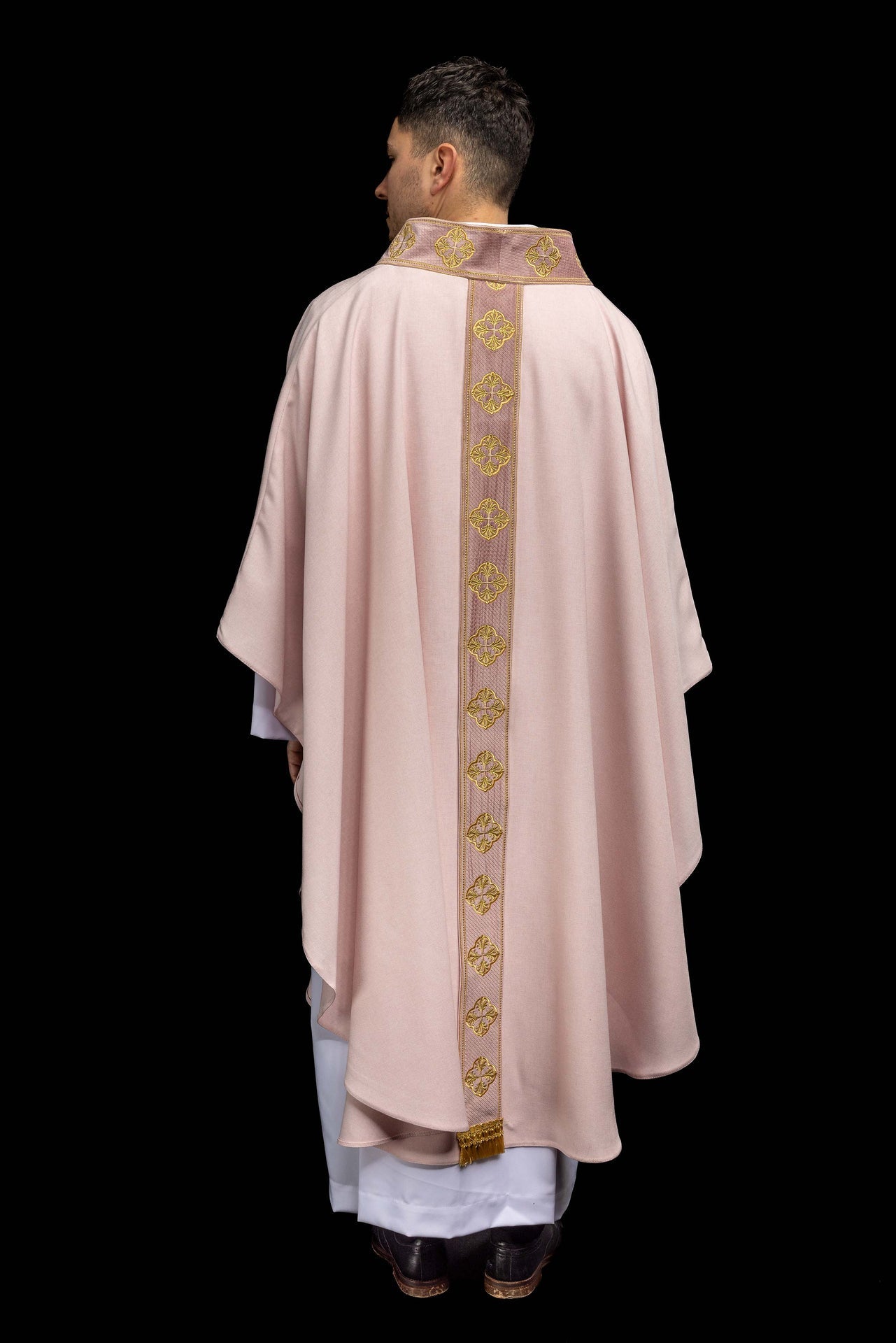 Ornat w kolorze różowy z haftowanym pasem i kołnierzem w krzyże - ORNATY.PL