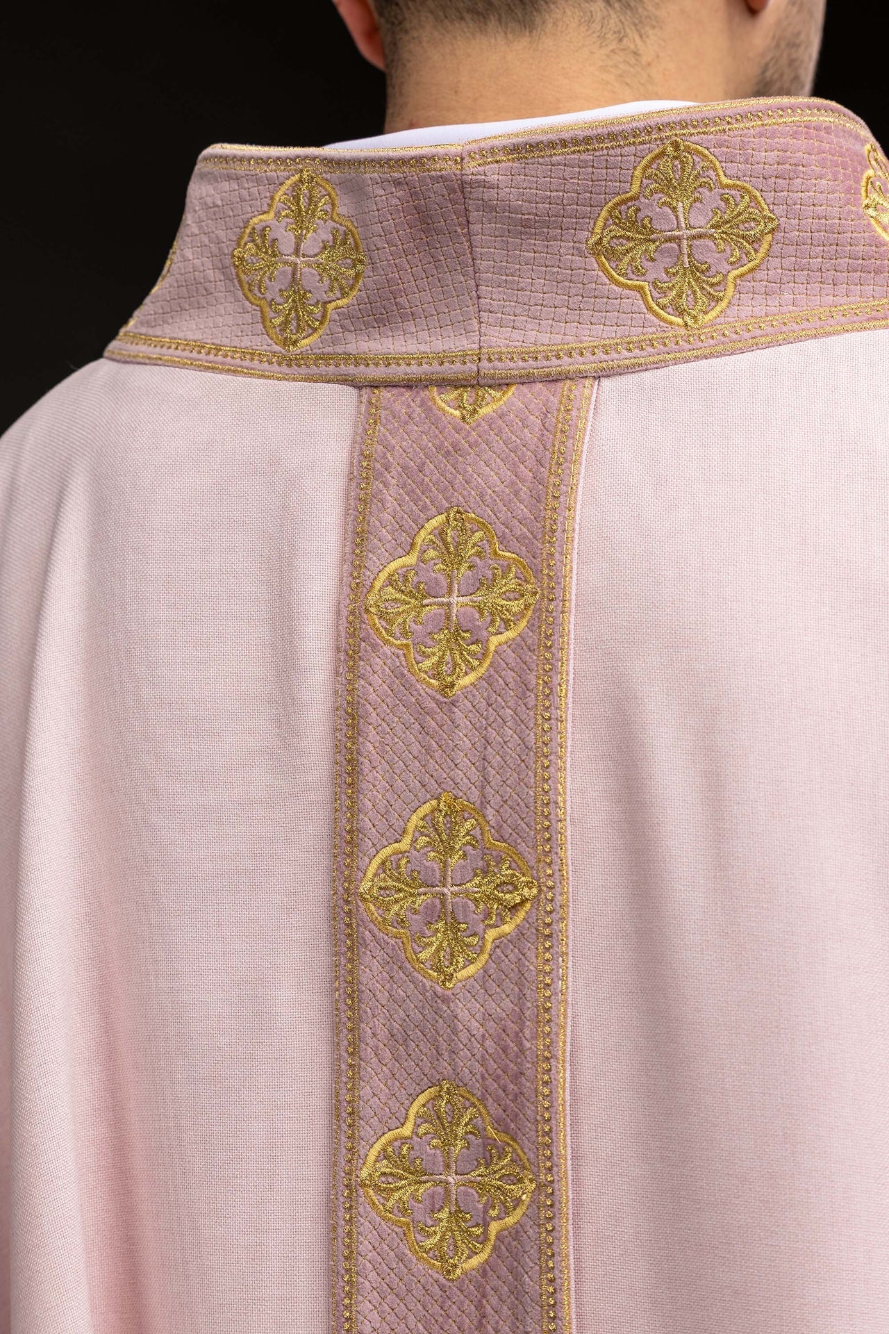 Ornat w kolorze różowy z haftowanym pasem i kołnierzem w krzyże - ORNATY.PL