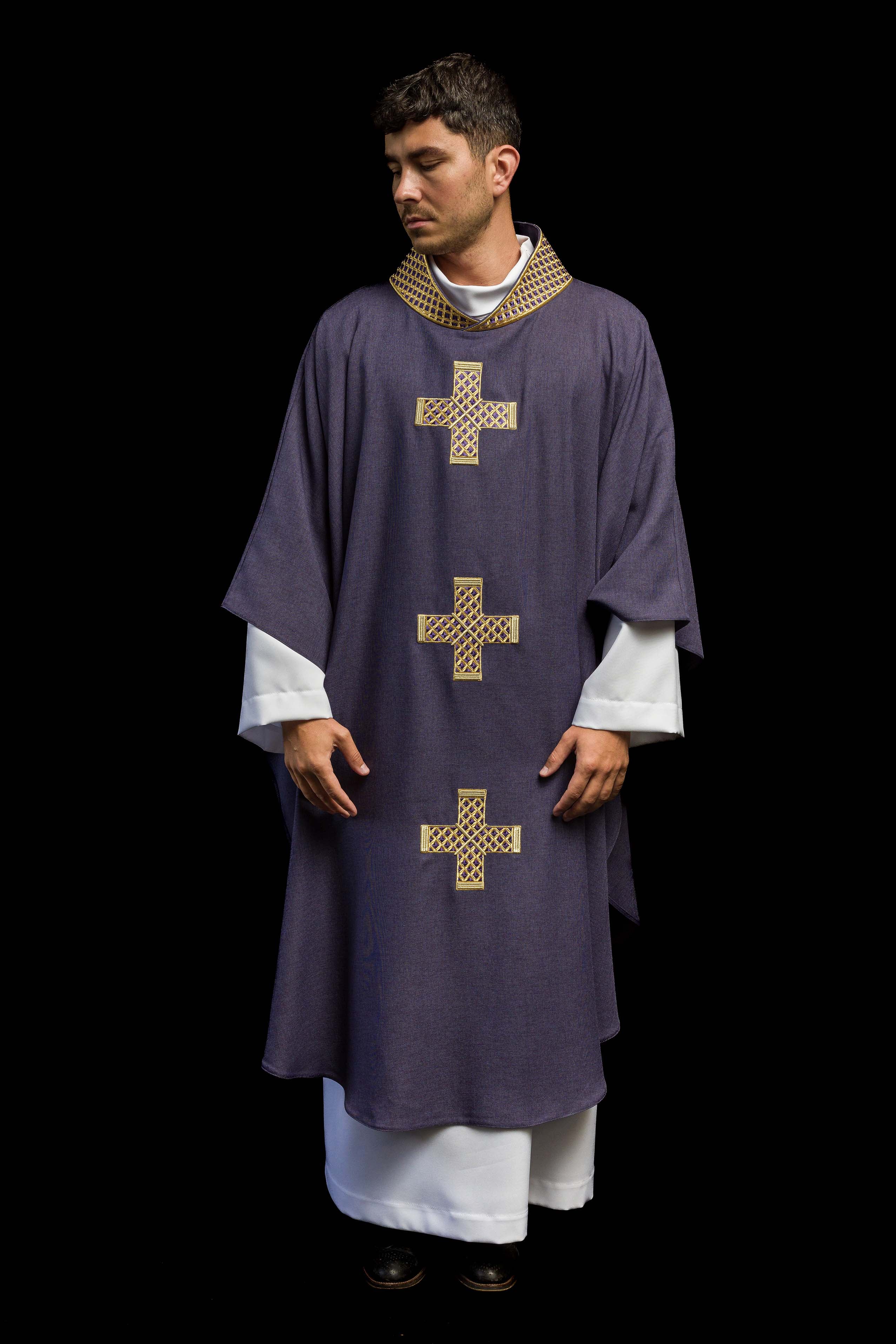 Casula di colore viola con croci e colletto ricamati