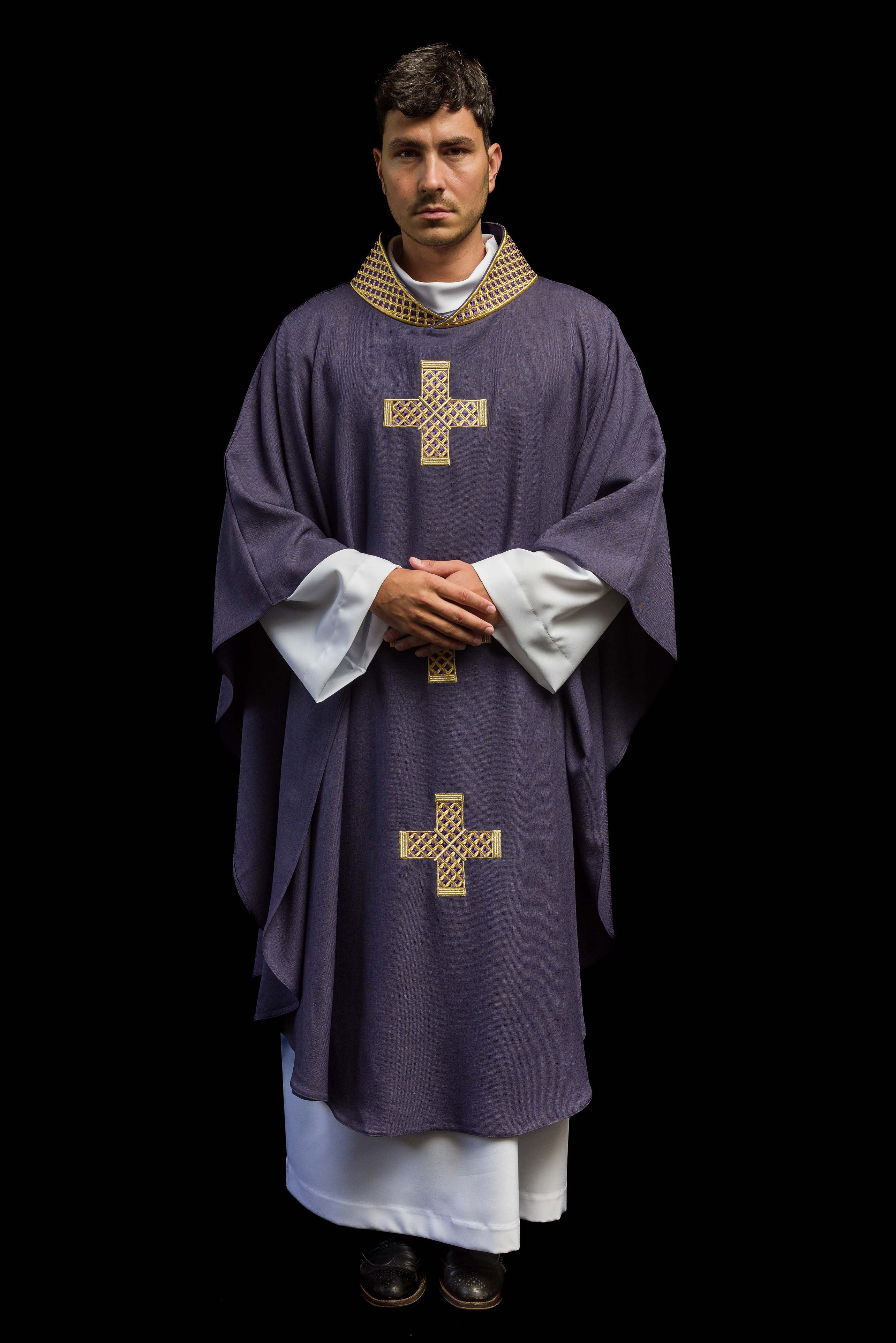 Casula di colore viola con croci e colletto ricamati
