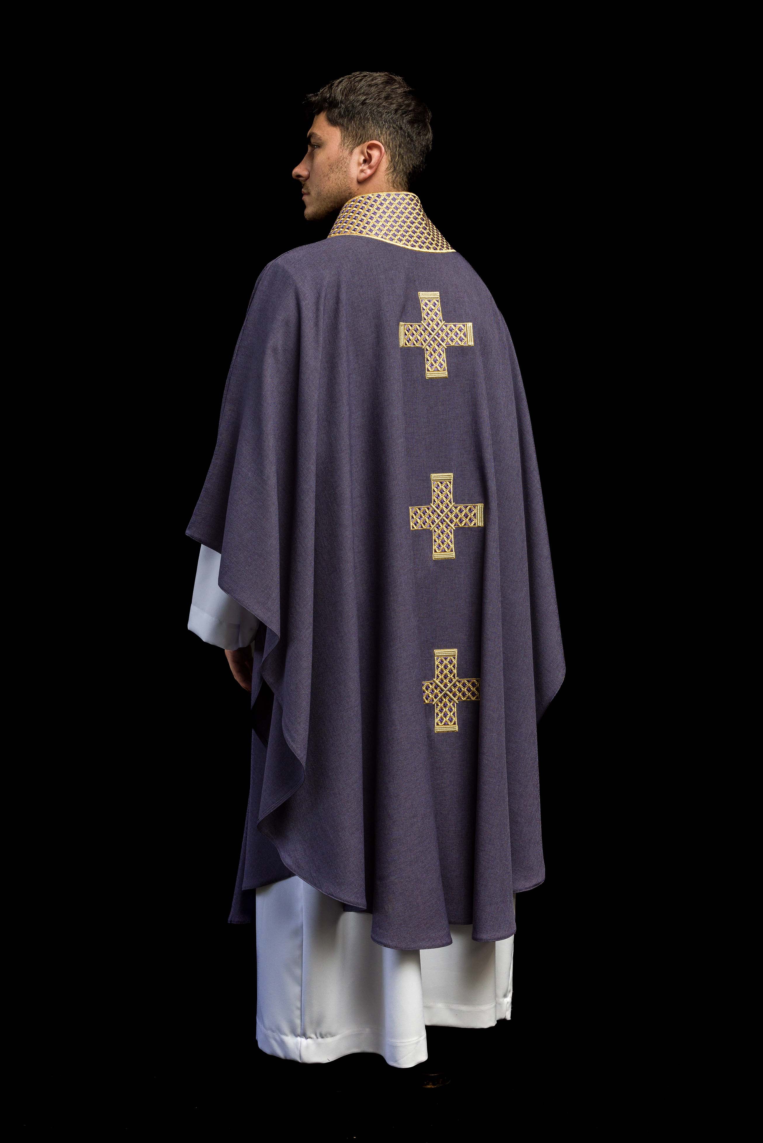 Casula di colore viola con croci e colletto ricamati