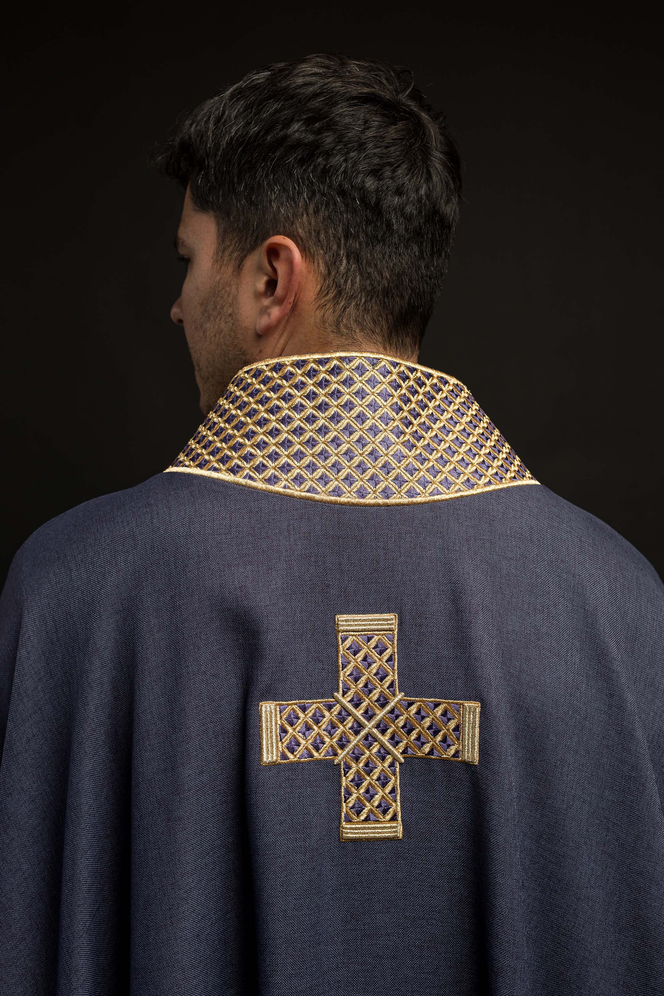 Casula di colore viola con croci e colletto ricamati