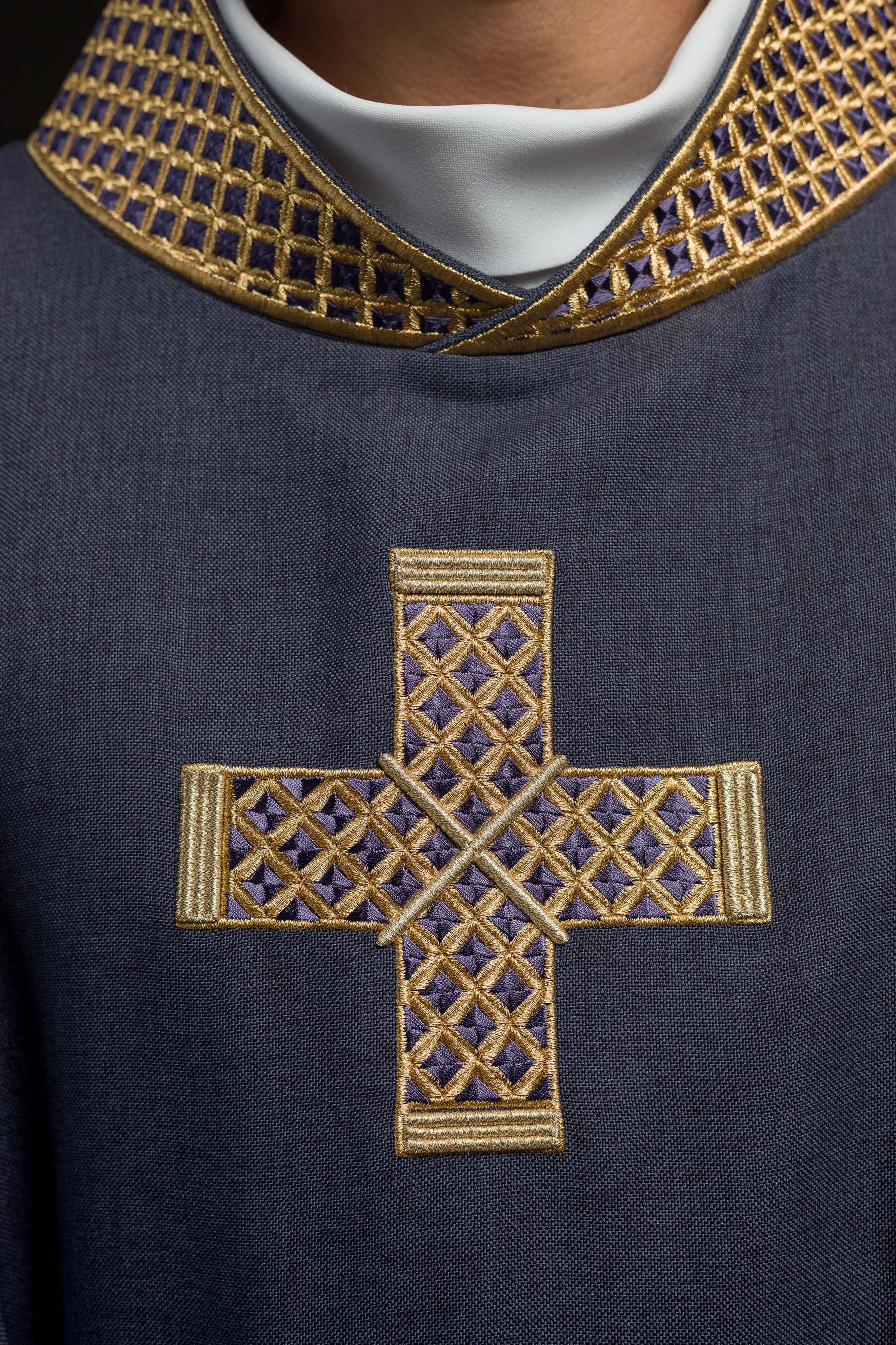 Casula di colore viola con croci e colletto ricamati