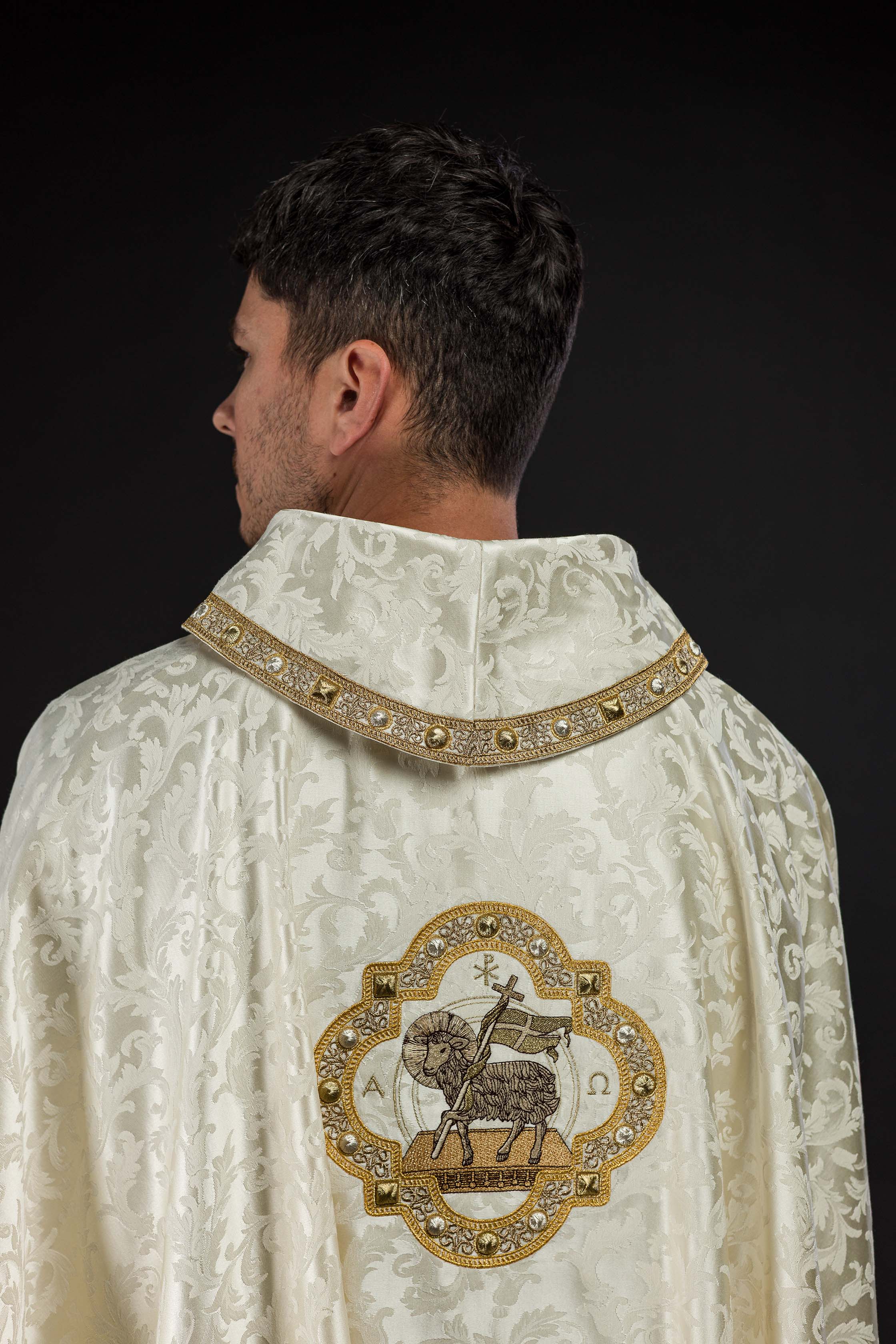 Casula ricamata agnello pasquale su tessuto decorativo