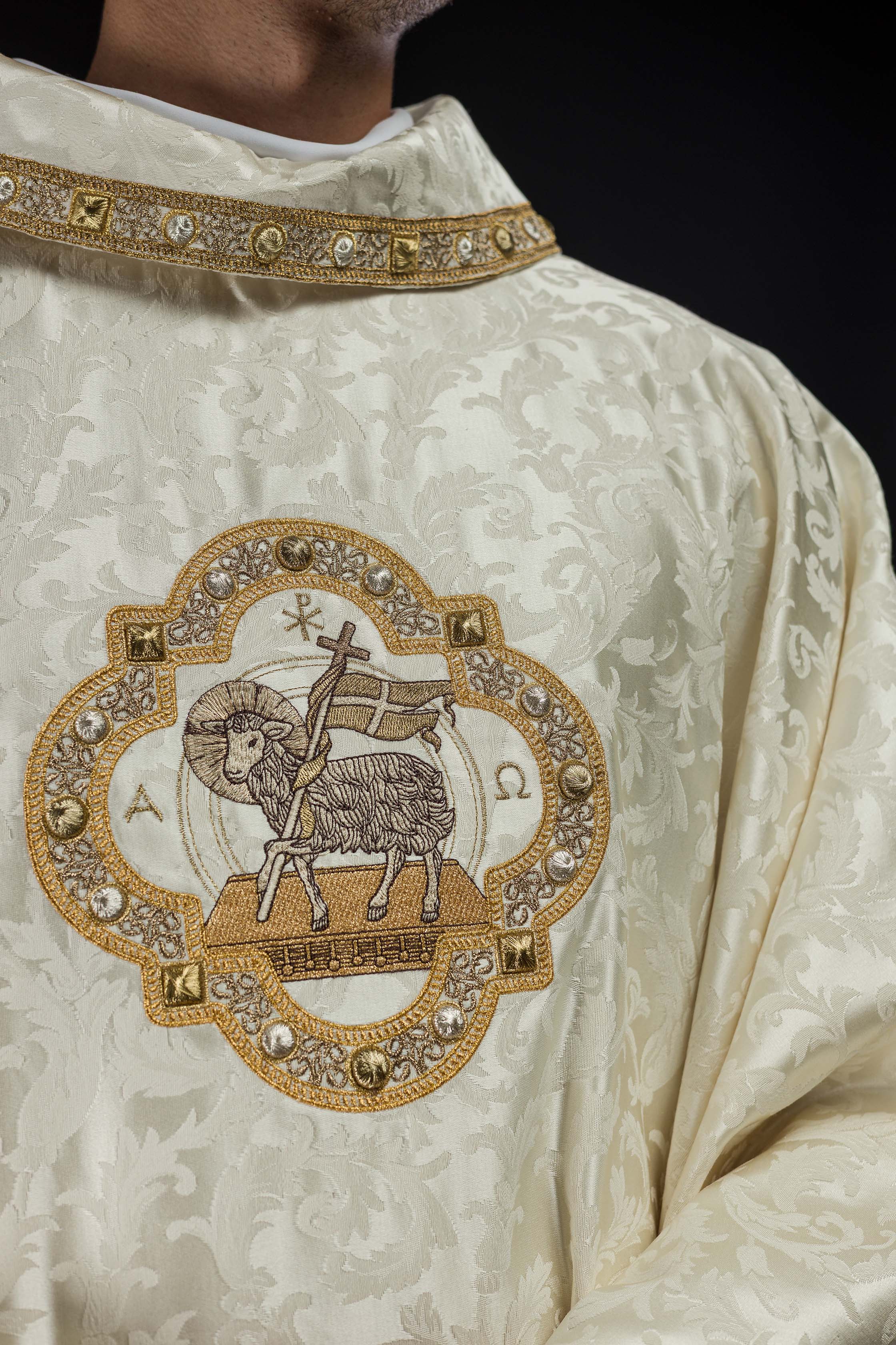Casula ricamata agnello pasquale su tessuto decorativo